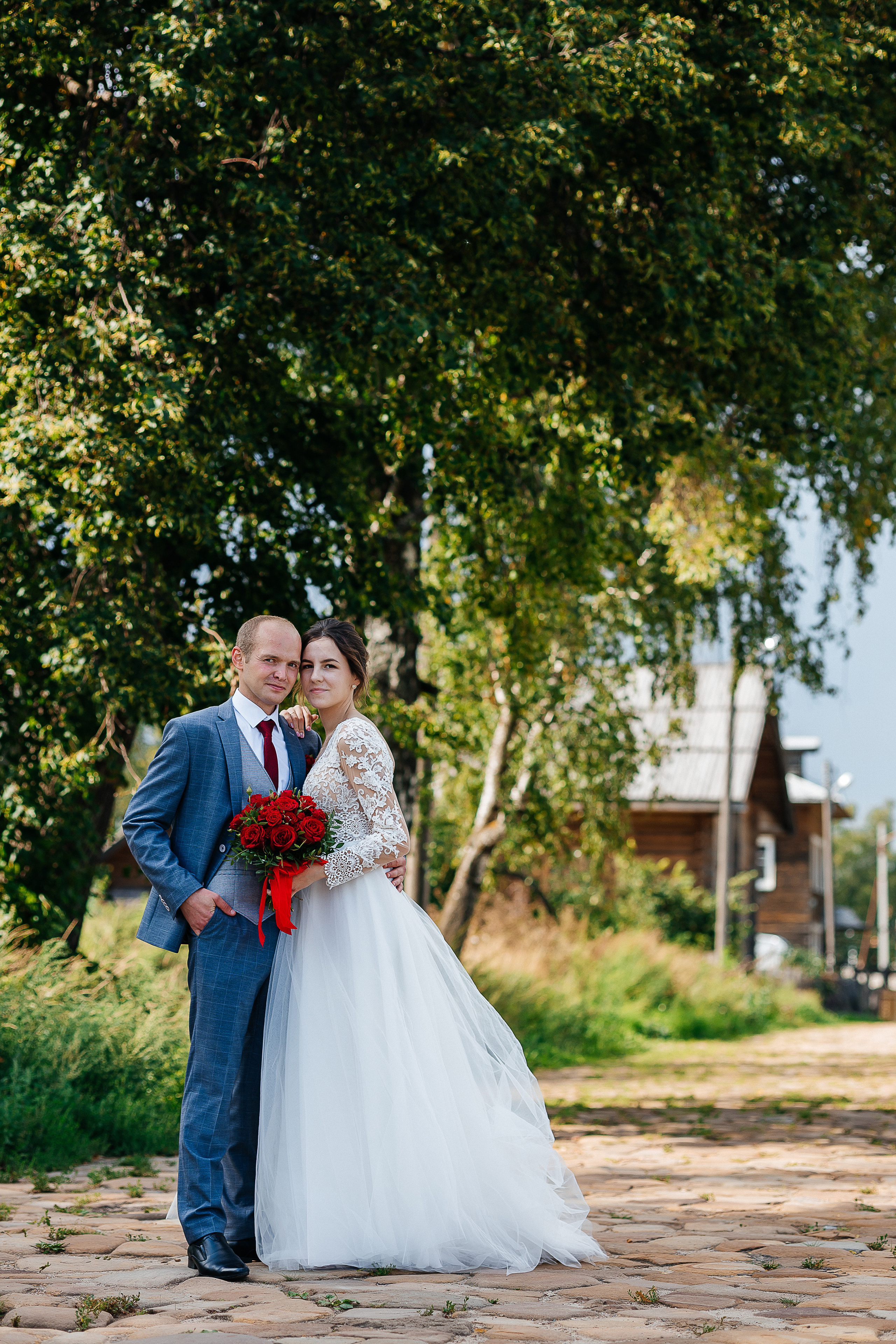 Выдержанный образ невесты на фотосессии в исторической части города. Олег Сверчков | Свадебный фотограф Вологда