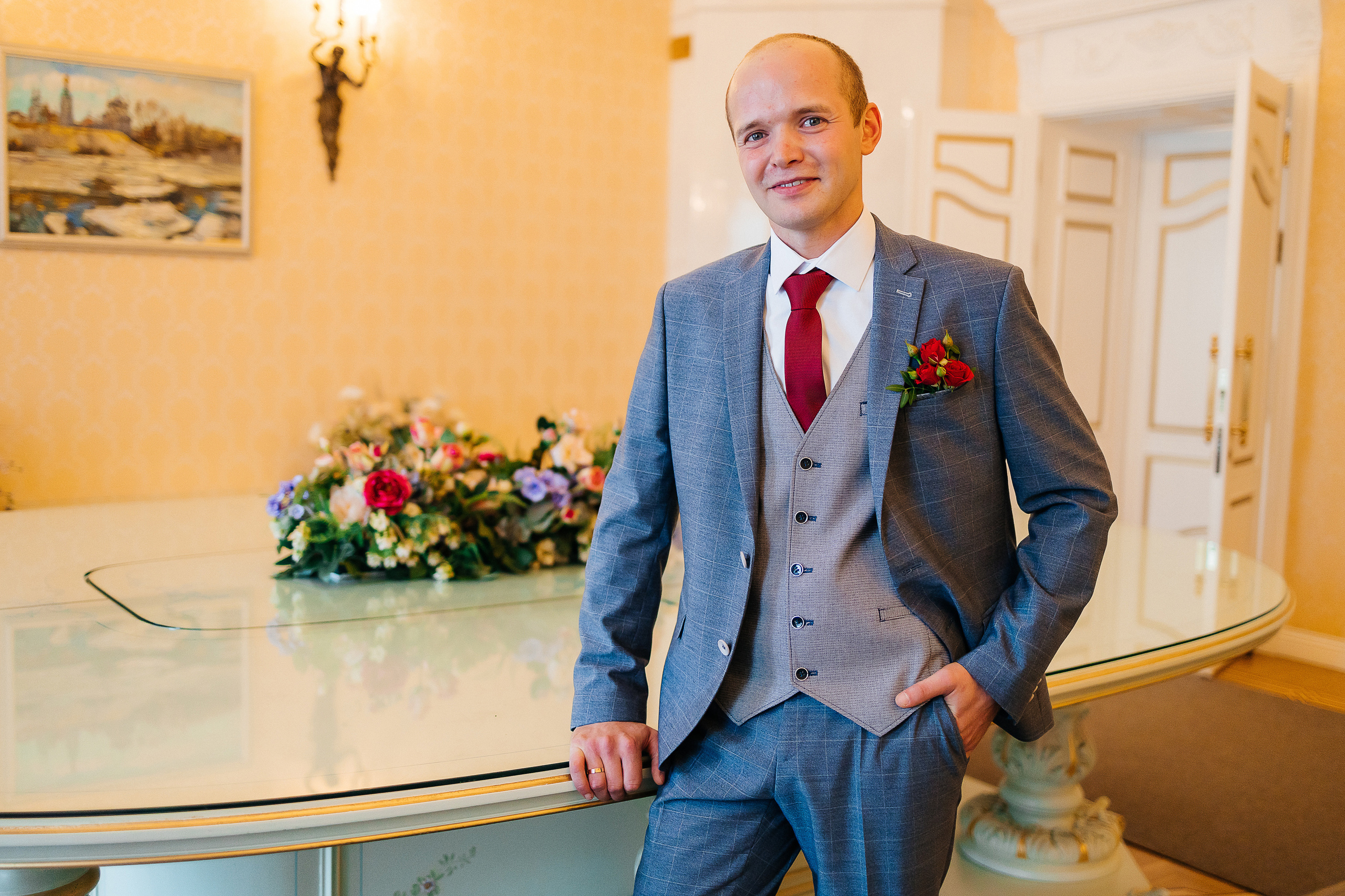 Выдержанный образ невесты на фотосессии в исторической части города. Олег Сверчков | Свадебный фотограф Вологда