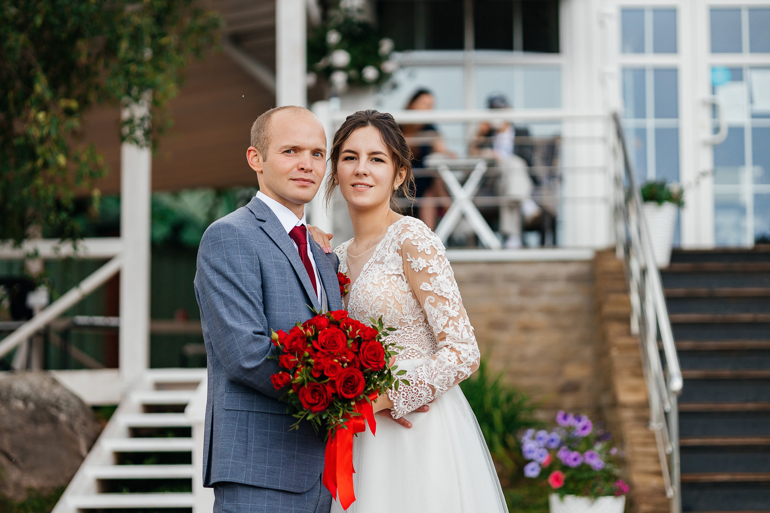 Выдержанный образ невесты на фотосессии в исторической части города. Олег Сверчков | Свадебный фотограф Вологда