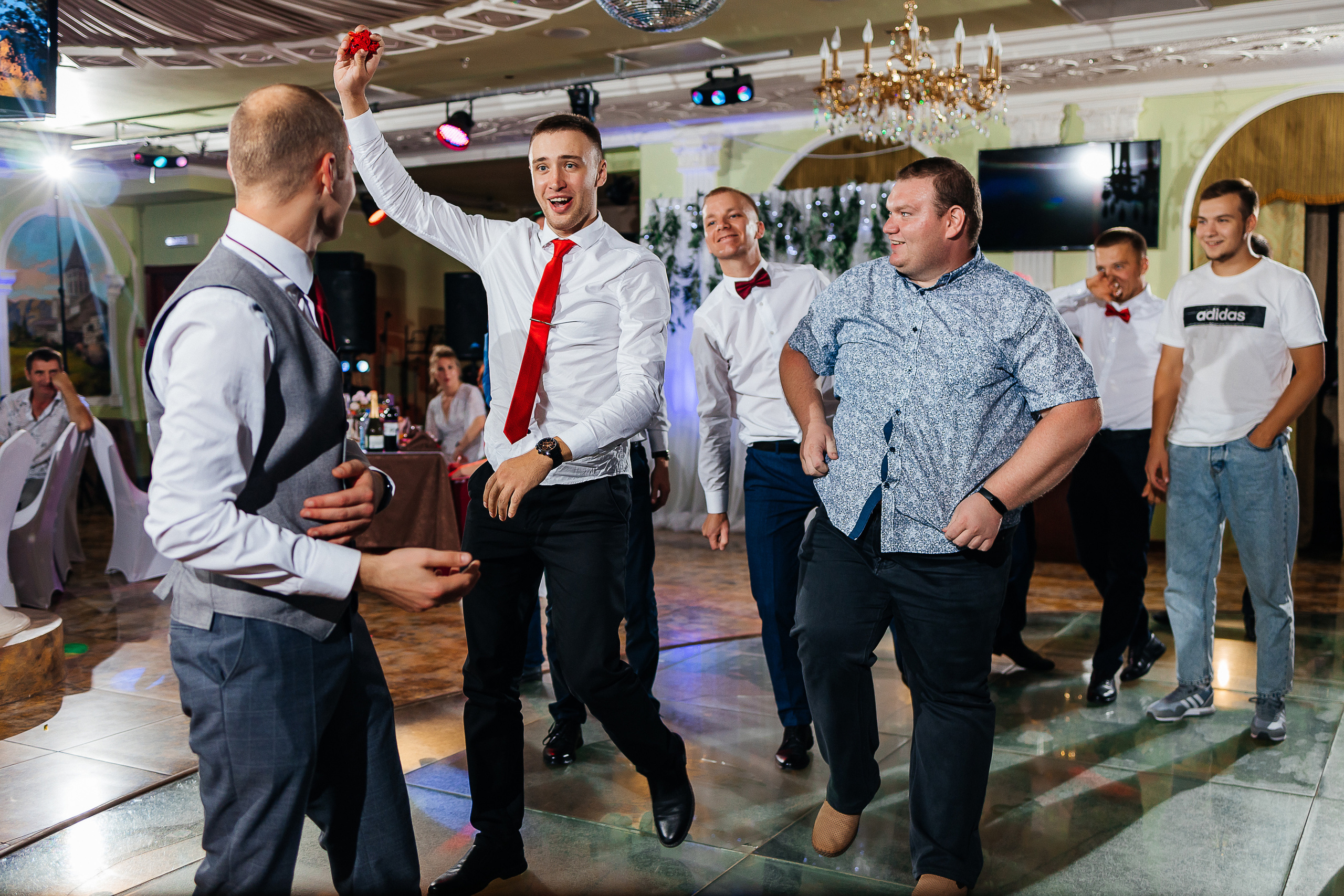 Выдержанный образ невесты на фотосессии в исторической части города. Олег Сверчков | Свадебный фотограф Вологда