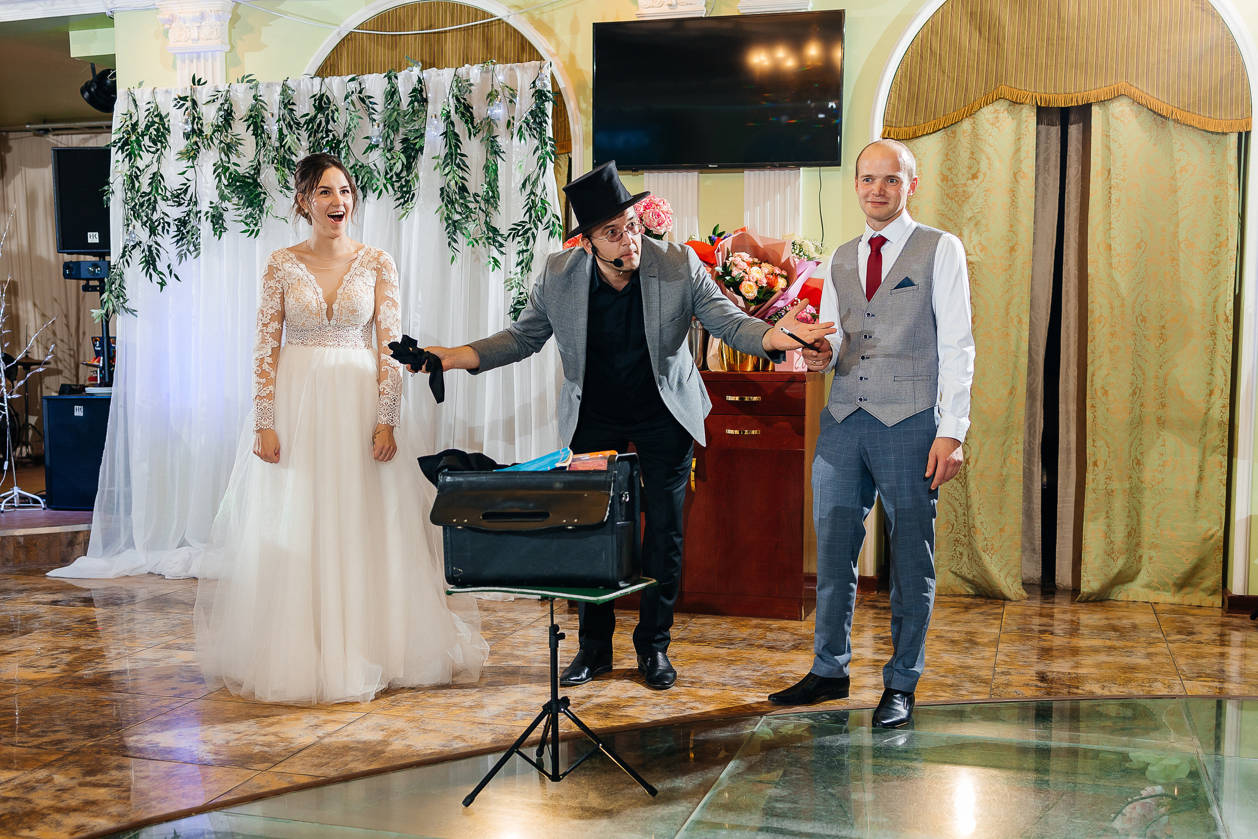 Выдержанный образ невесты на фотосессии в исторической части города. Олег Сверчков | Свадебный фотограф Вологда