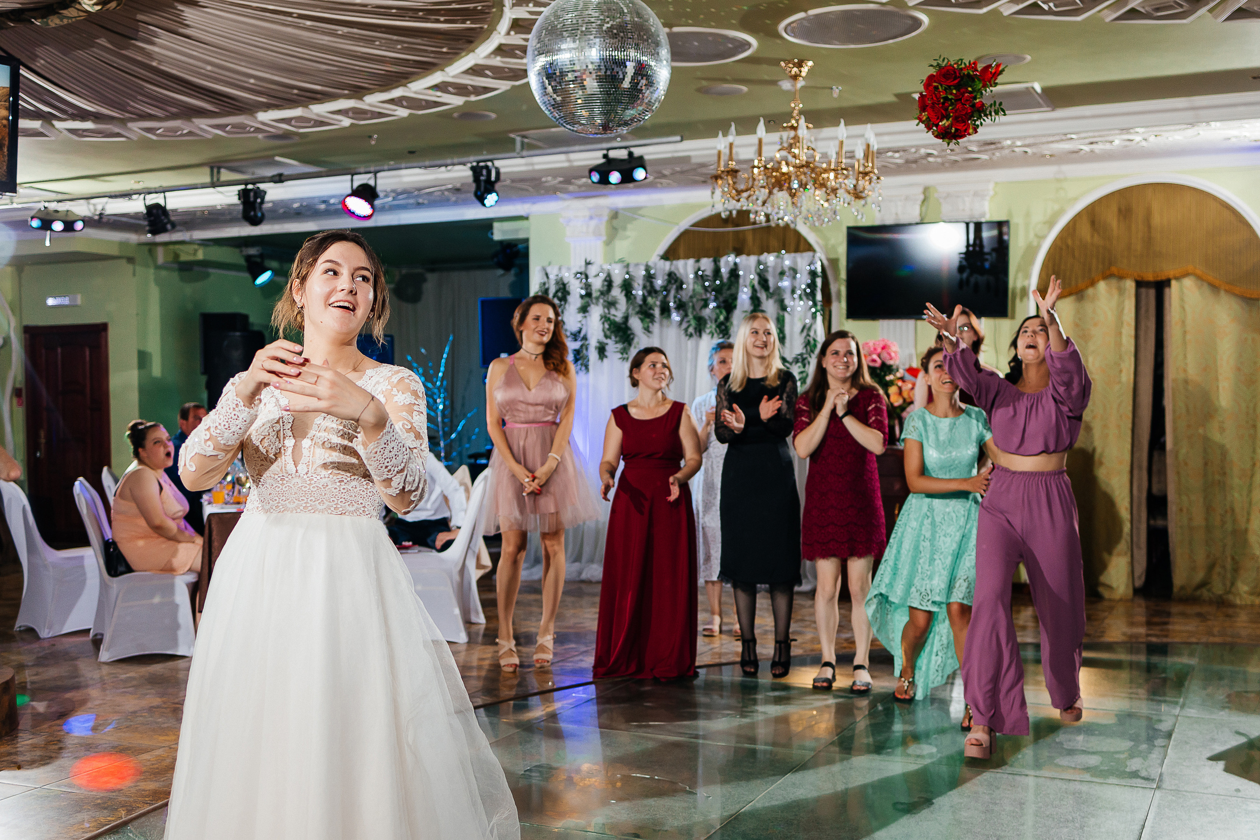 Выдержанный образ невесты на фотосессии в исторической части города. Олег Сверчков | Свадебный фотограф Вологда