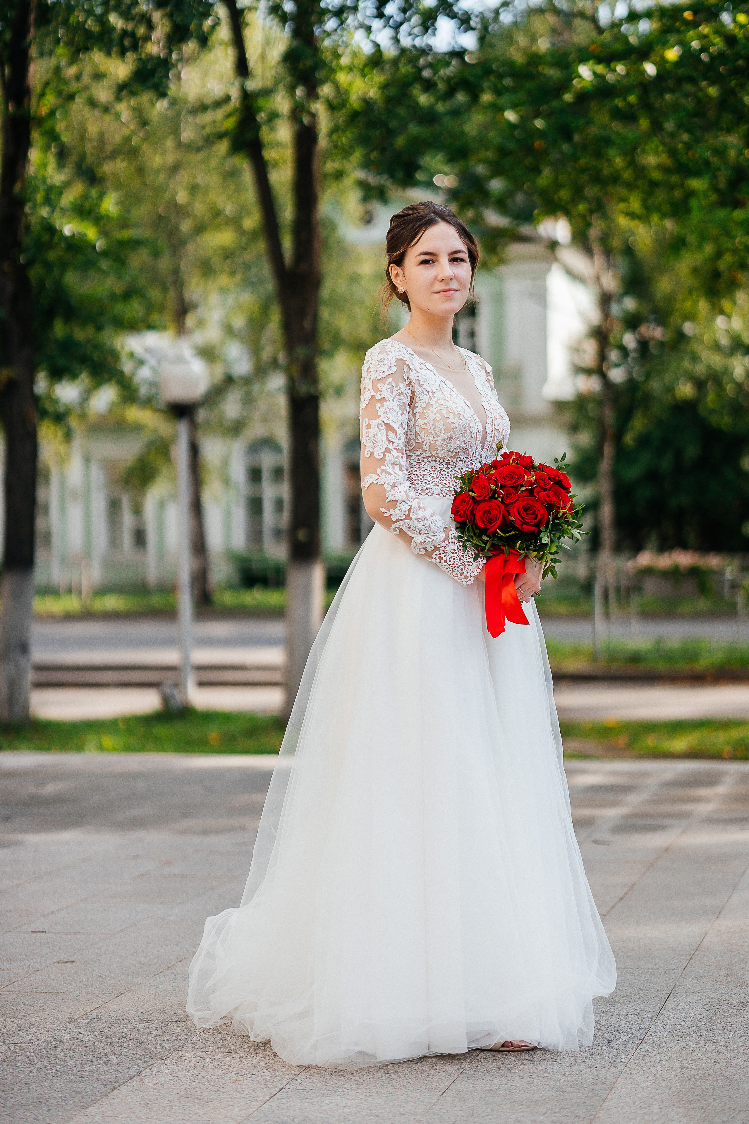 Выдержанный образ невесты на фотосессии в исторической части города. Олег Сверчков | Свадебный фотограф Вологда
