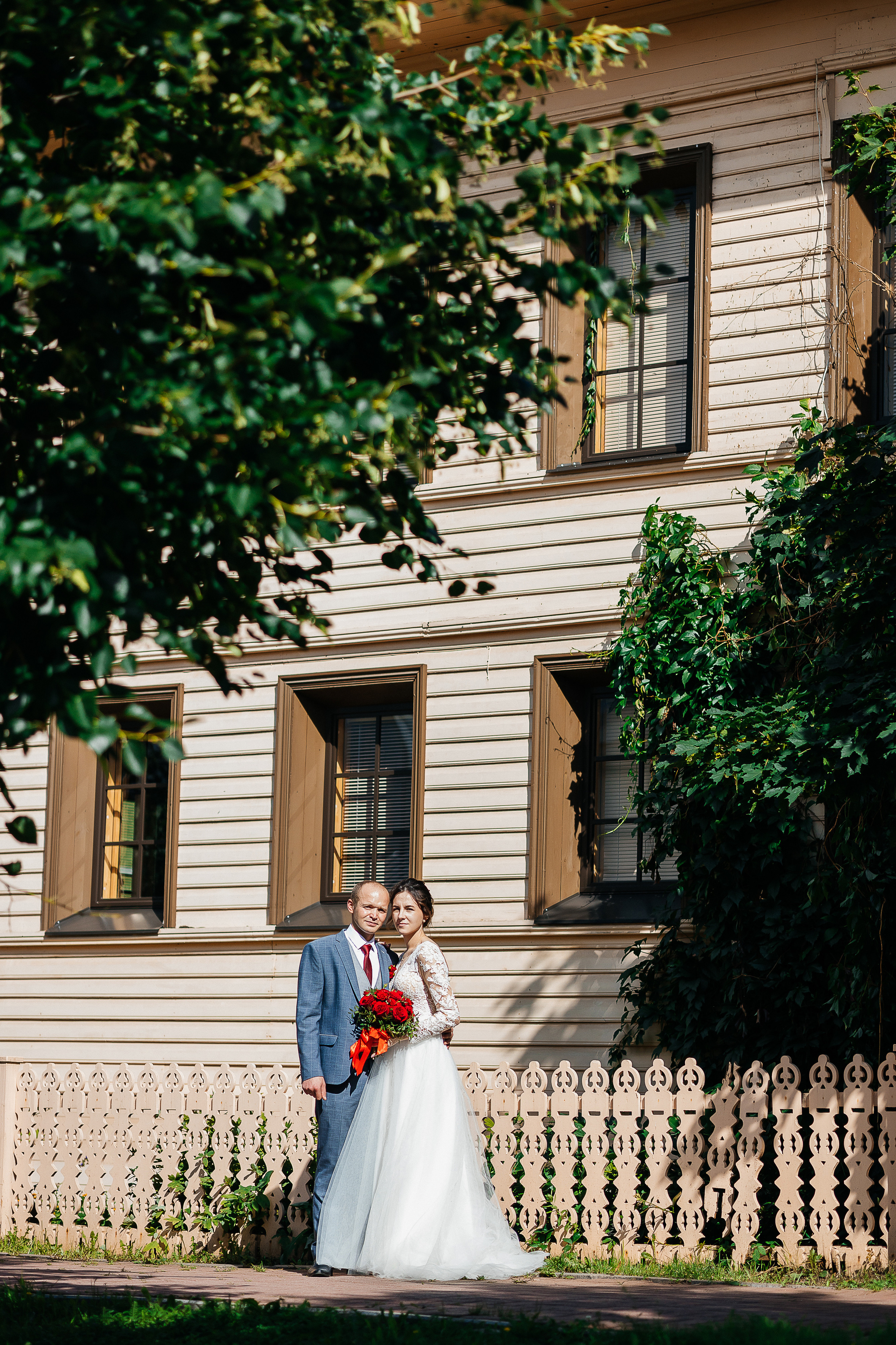 Выдержанный образ невесты на фотосессии в исторической части города. Олег Сверчков | Свадебный фотограф Вологда