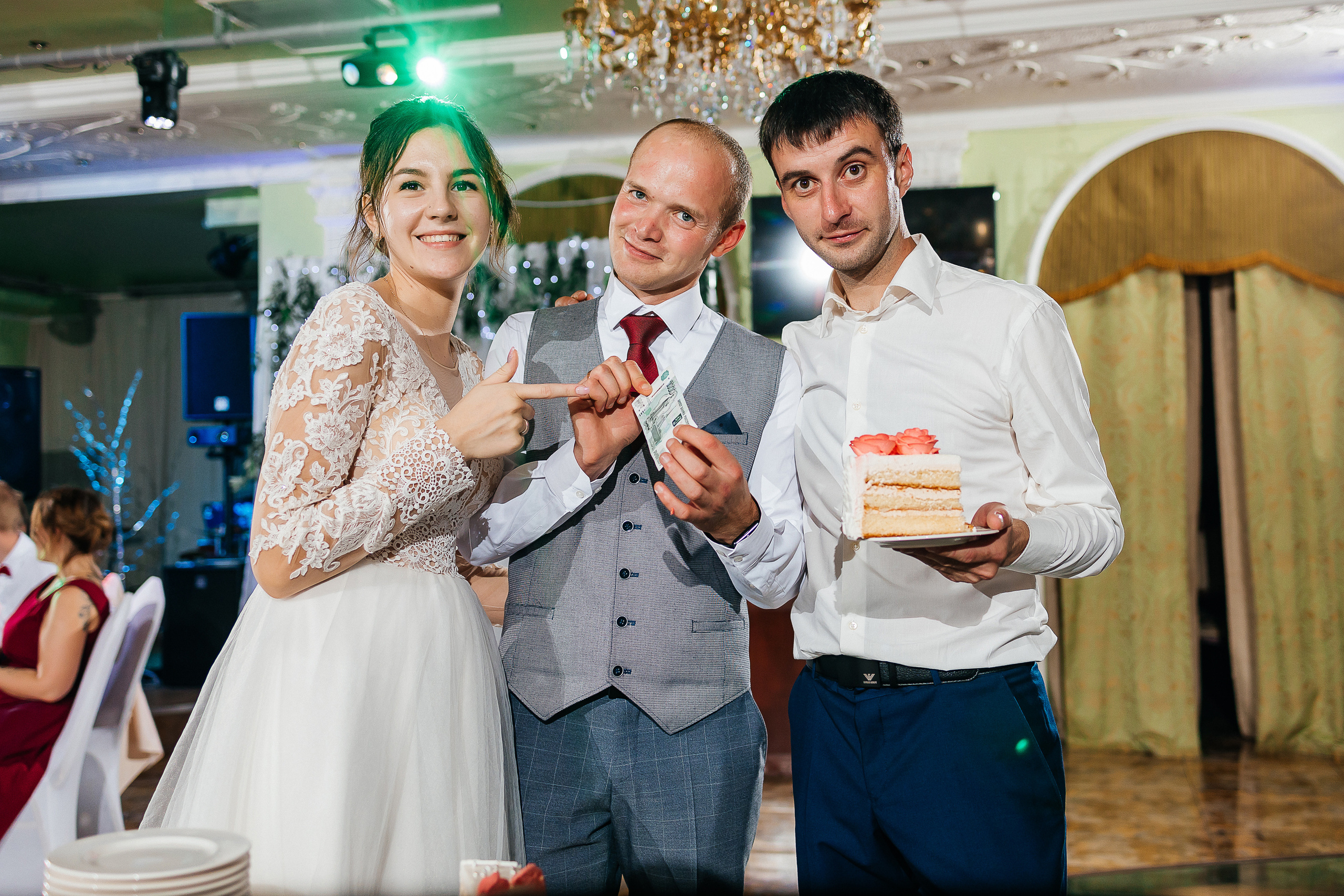 Выдержанный образ невесты на фотосессии в исторической части города. Олег Сверчков | Свадебный фотограф Вологда