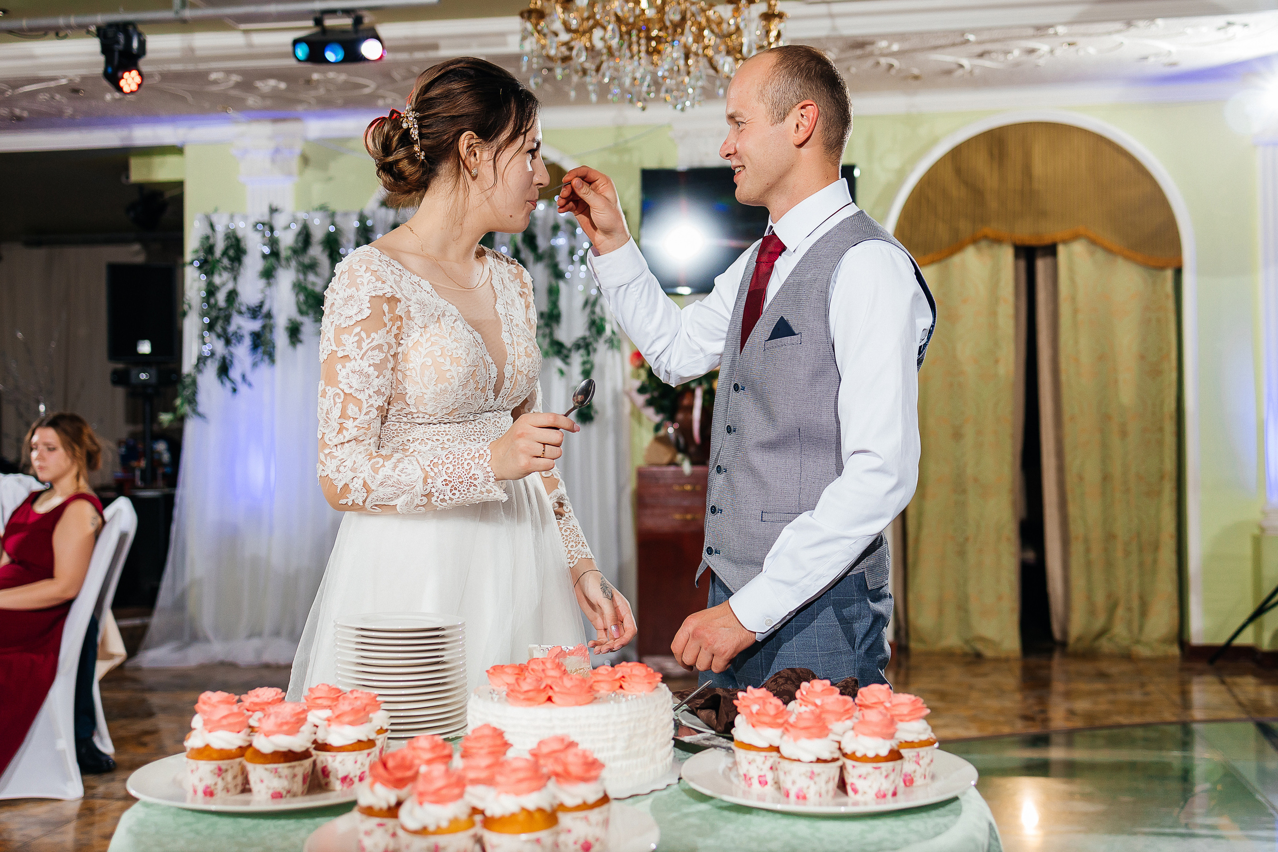 Выдержанный образ невесты на фотосессии в исторической части города. Олег Сверчков | Свадебный фотограф Вологда