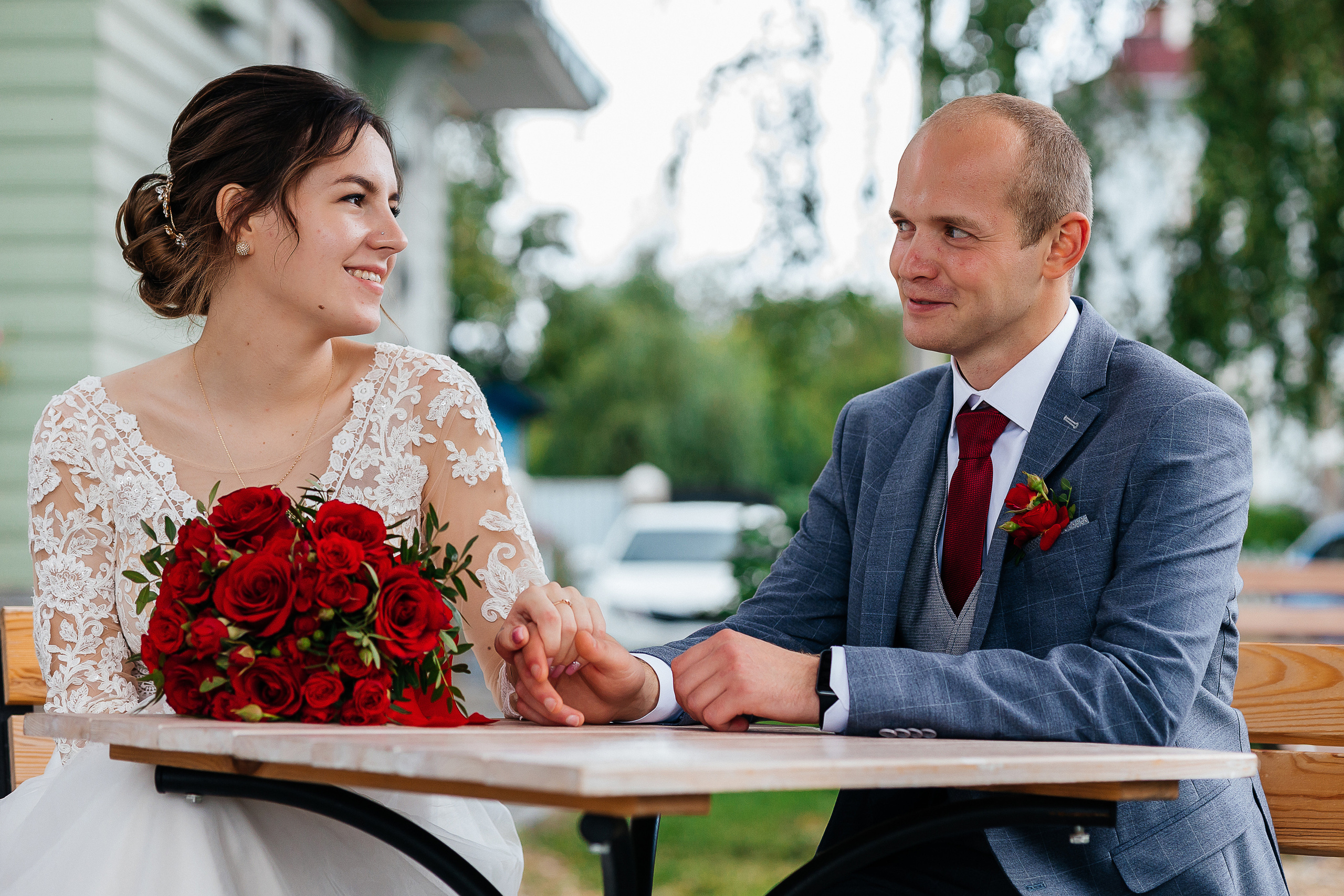Выдержанный образ невесты на фотосессии в исторической части города. Олег Сверчков | Свадебный фотограф Вологда