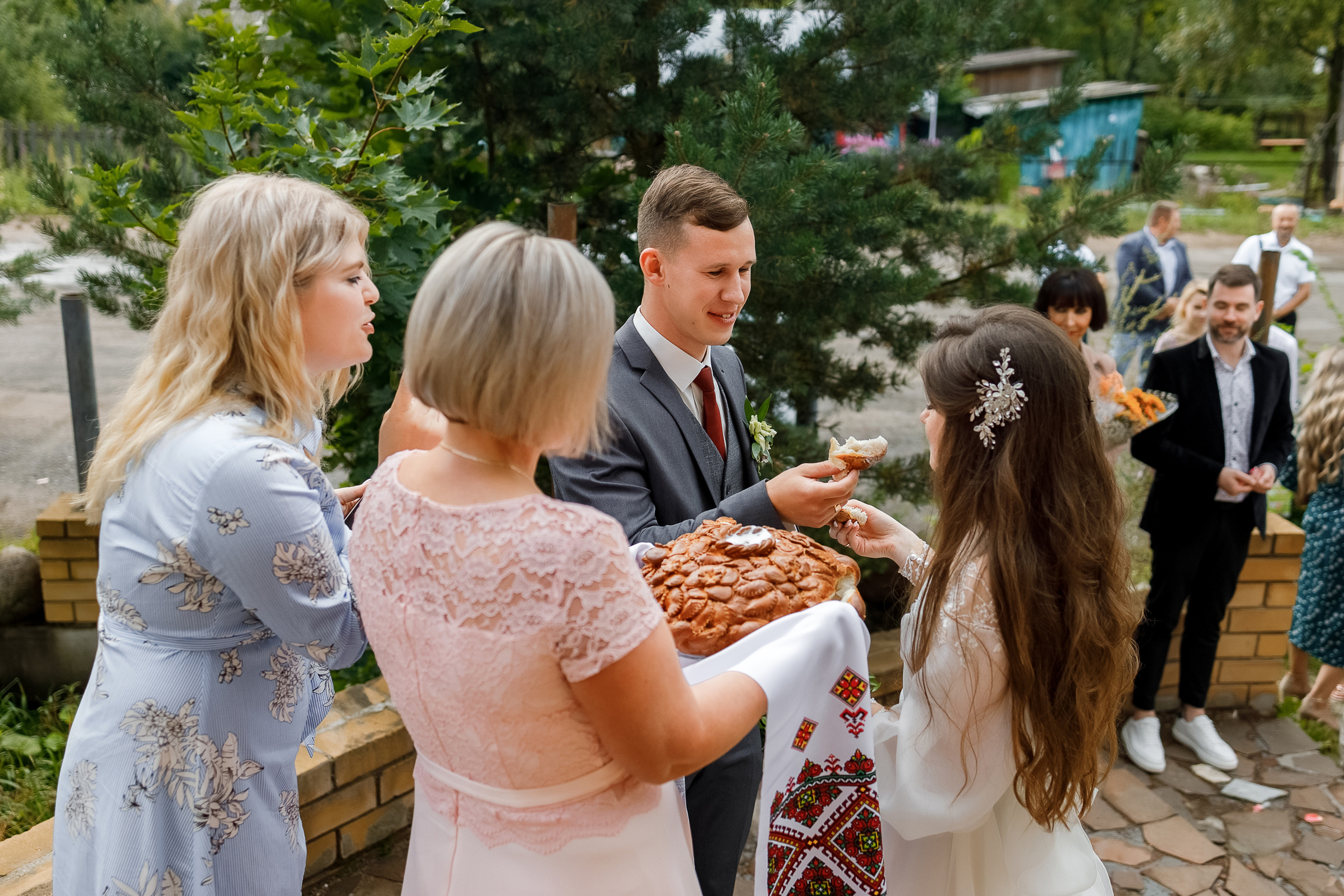 Традиционная свадебная церемония и романтическая фотосессия в парке. Олег Сверчков | Свадебный фотограф Вологда
