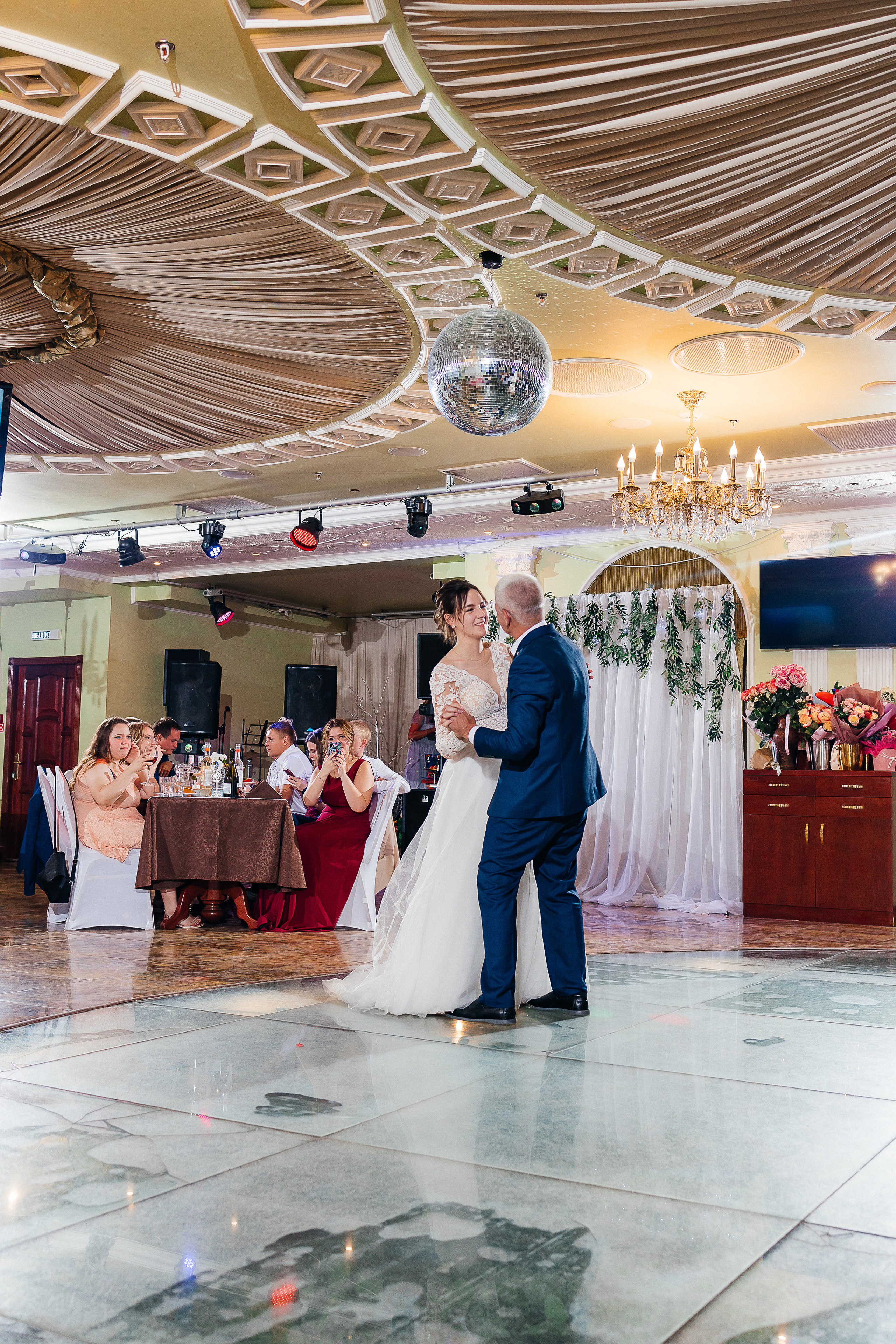 Выдержанный образ невесты на фотосессии в исторической части города. Олег Сверчков | Свадебный фотограф Вологда