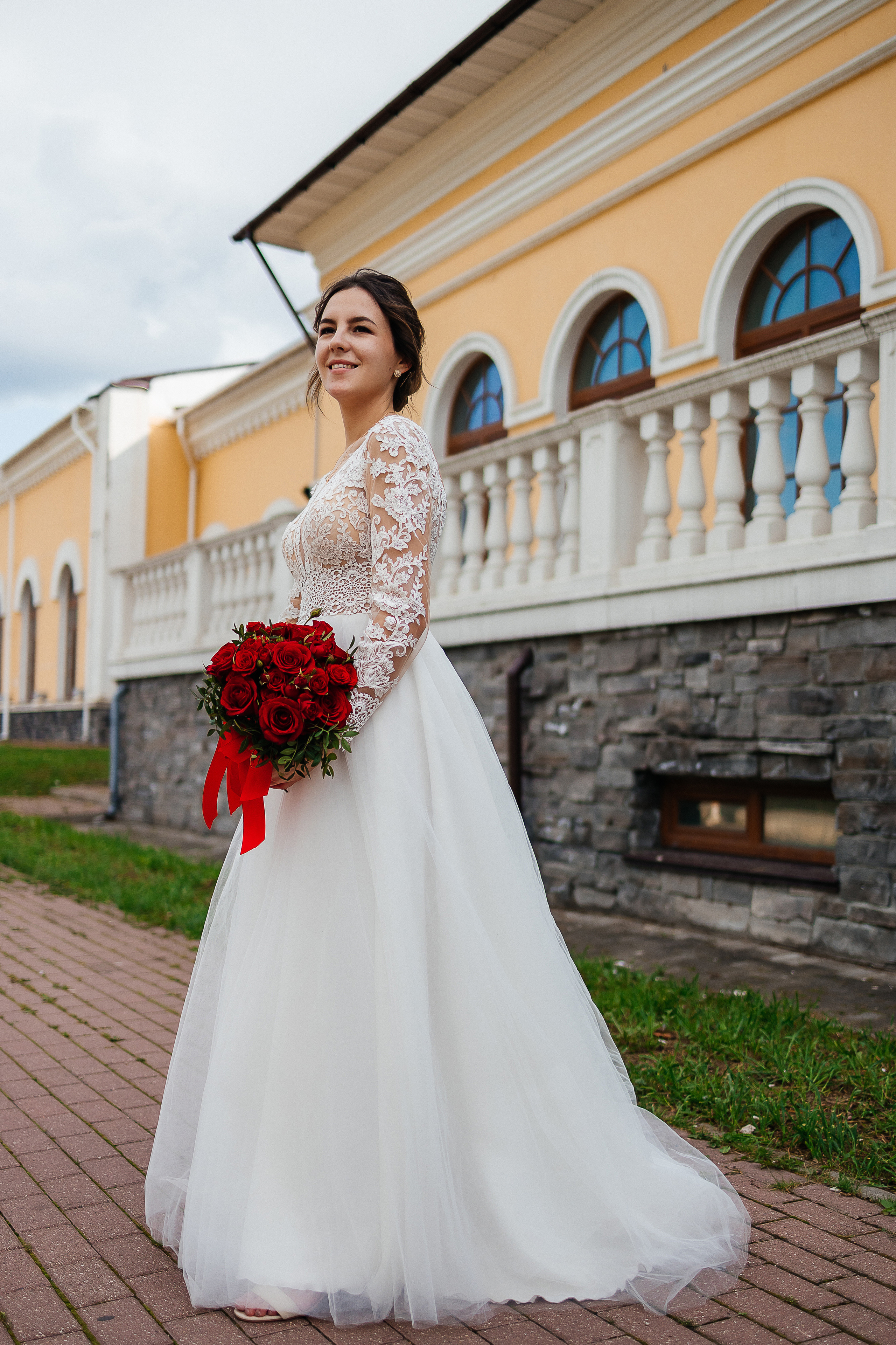 Выдержанный образ невесты на фотосессии в исторической части города. Олег Сверчков | Свадебный фотограф Вологда
