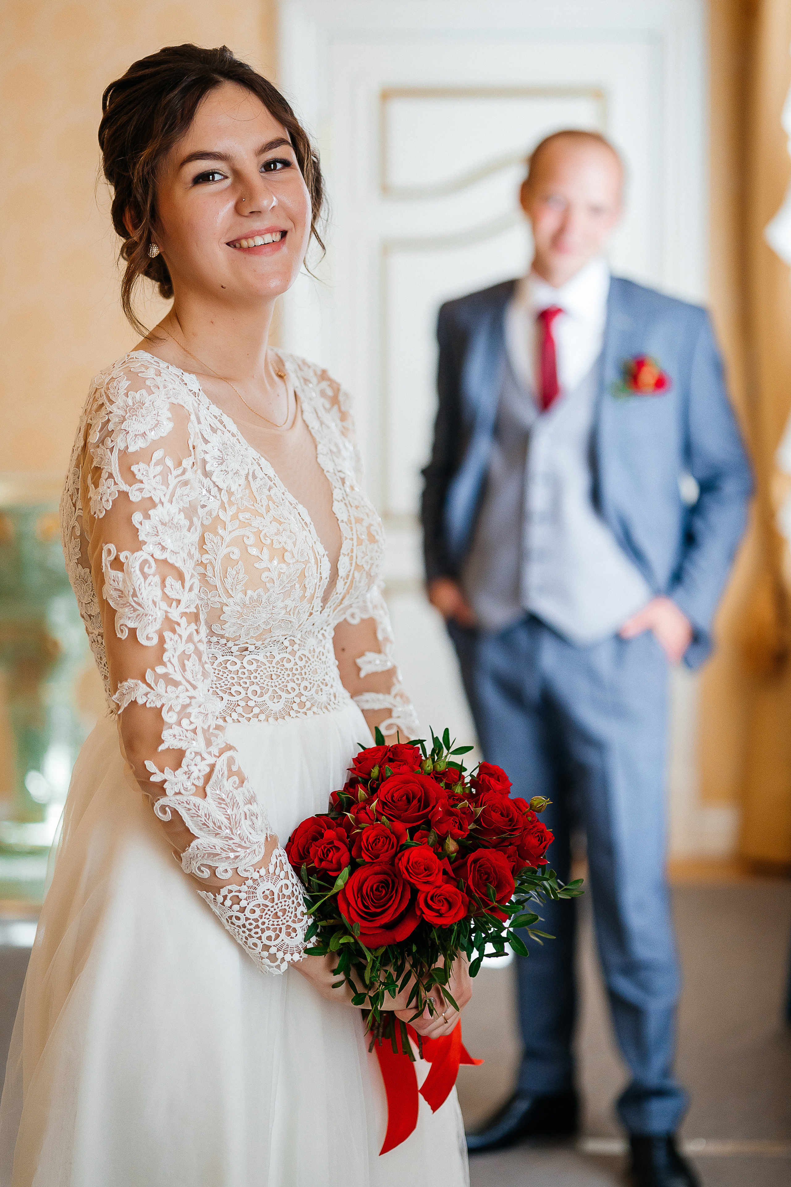 Выдержанный образ невесты на фотосессии в исторической части города. Олег Сверчков | Свадебный фотограф Вологда