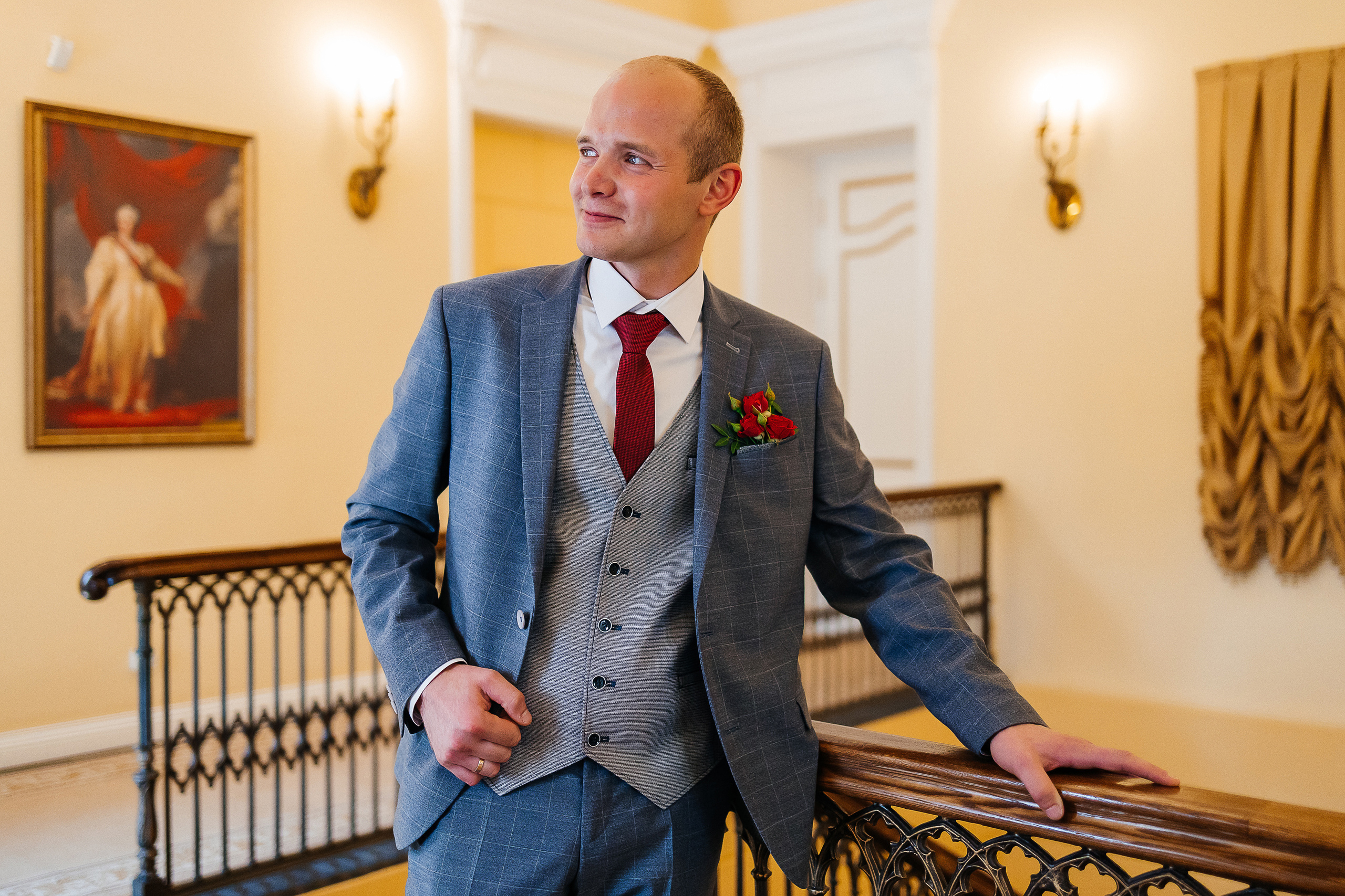 Выдержанный образ невесты на фотосессии в исторической части города. Олег Сверчков | Свадебный фотограф Вологда