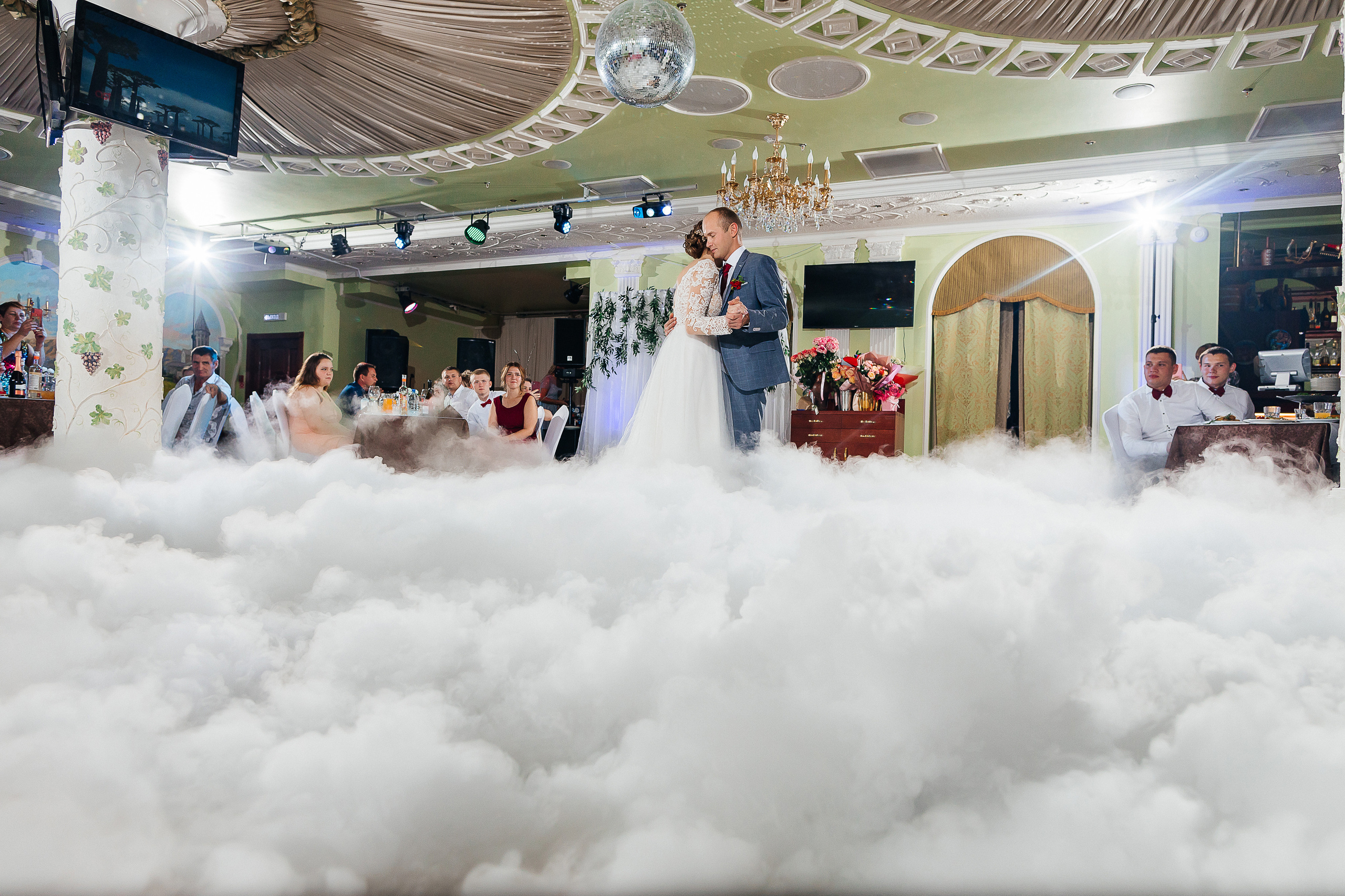 Выдержанный образ невесты на фотосессии в исторической части города. Олег Сверчков | Свадебный фотограф Вологда