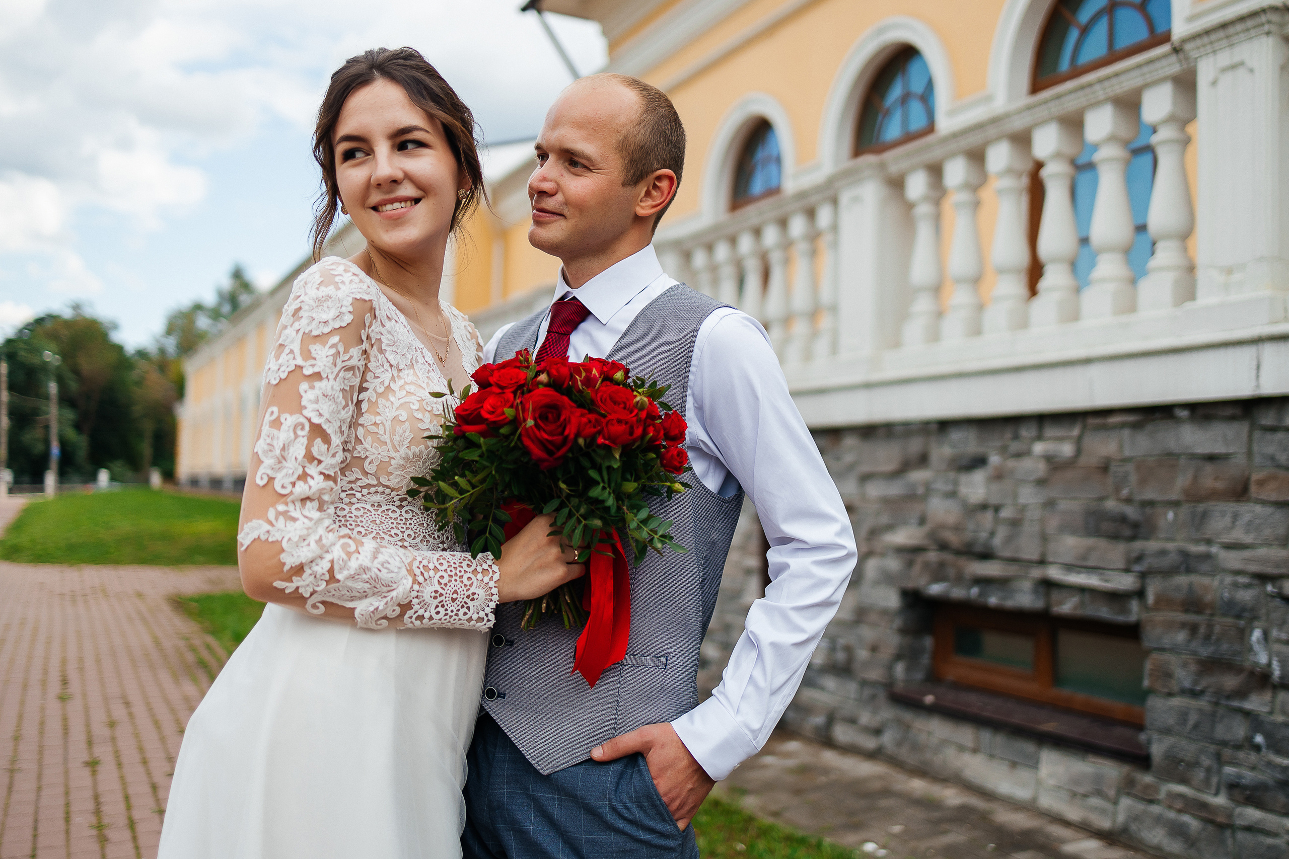 Выдержанный образ невесты на фотосессии в исторической части города. Олег Сверчков | Свадебный фотограф Вологда