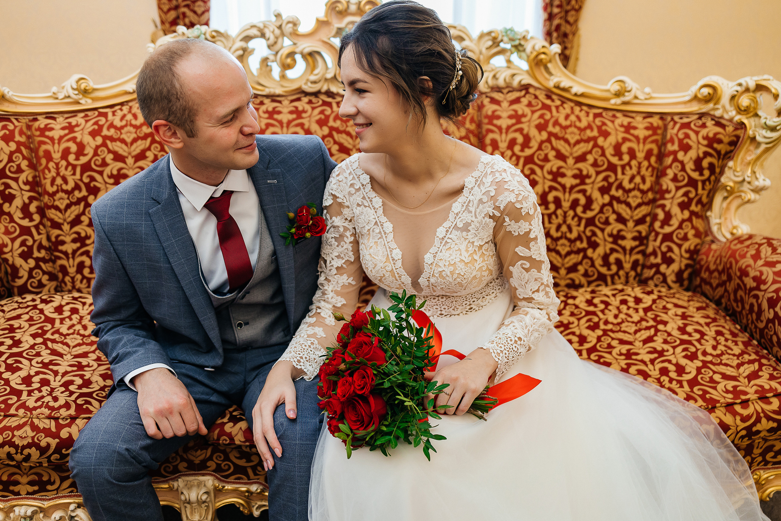 Выдержанный образ невесты на фотосессии в исторической части города. Олег Сверчков | Свадебный фотограф Вологда