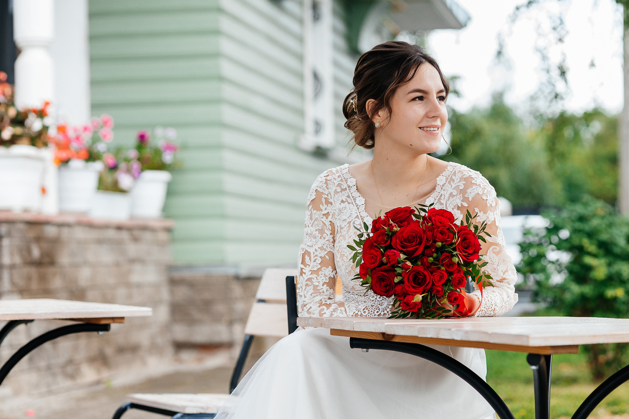 Выдержанный образ невесты на фотосессии в исторической части города. Олег Сверчков | Свадебный фотограф Вологда