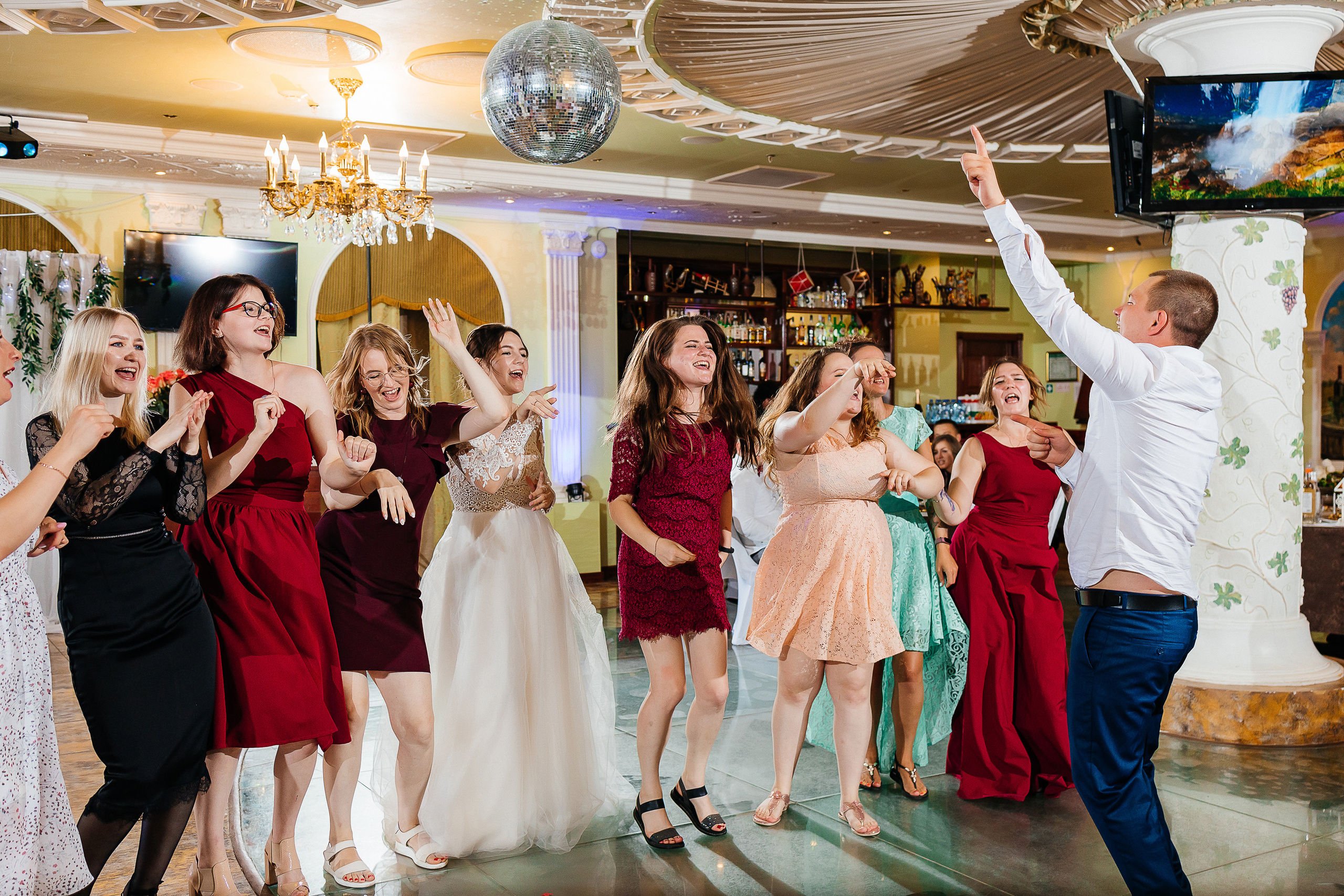 Выдержанный образ невесты на фотосессии в исторической части города. Олег Сверчков | Свадебный фотограф Вологда