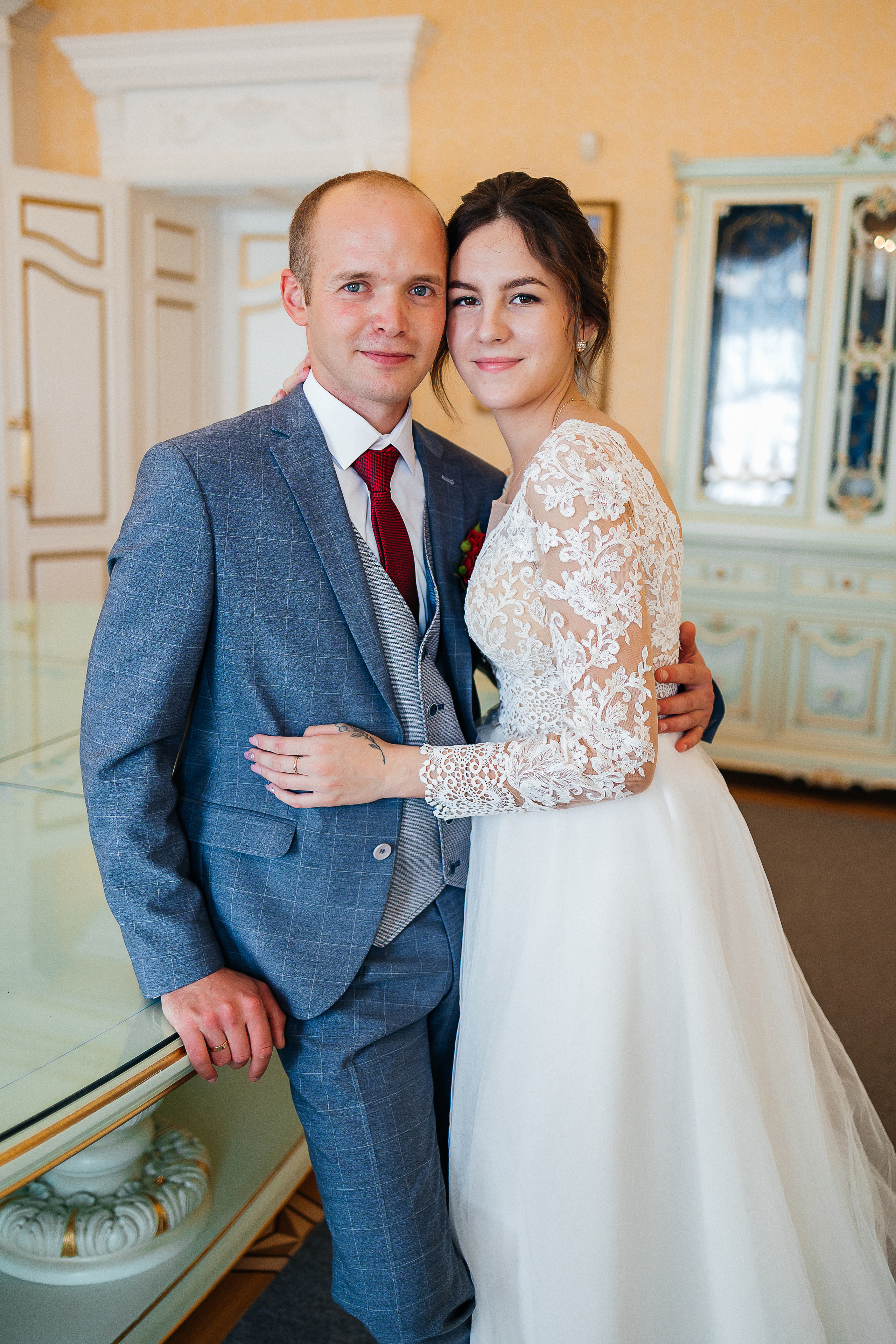 Выдержанный образ невесты на фотосессии в исторической части города. Олег Сверчков | Свадебный фотограф Вологда