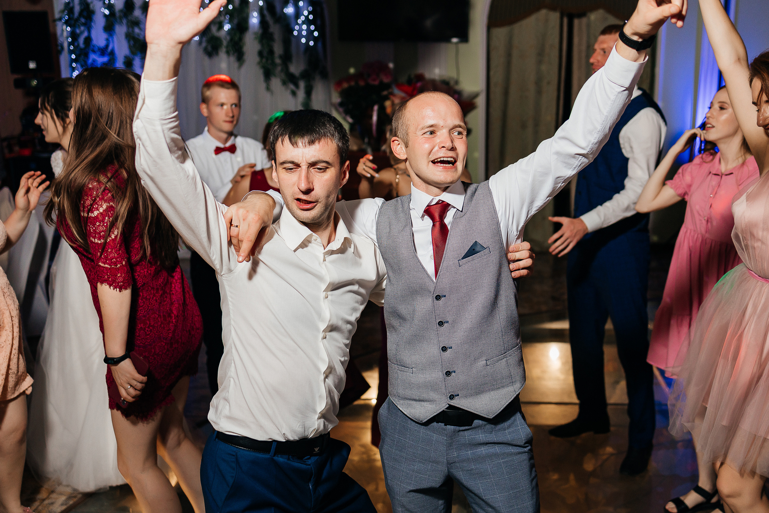 Выдержанный образ невесты на фотосессии в исторической части города. Олег Сверчков | Свадебный фотограф Вологда