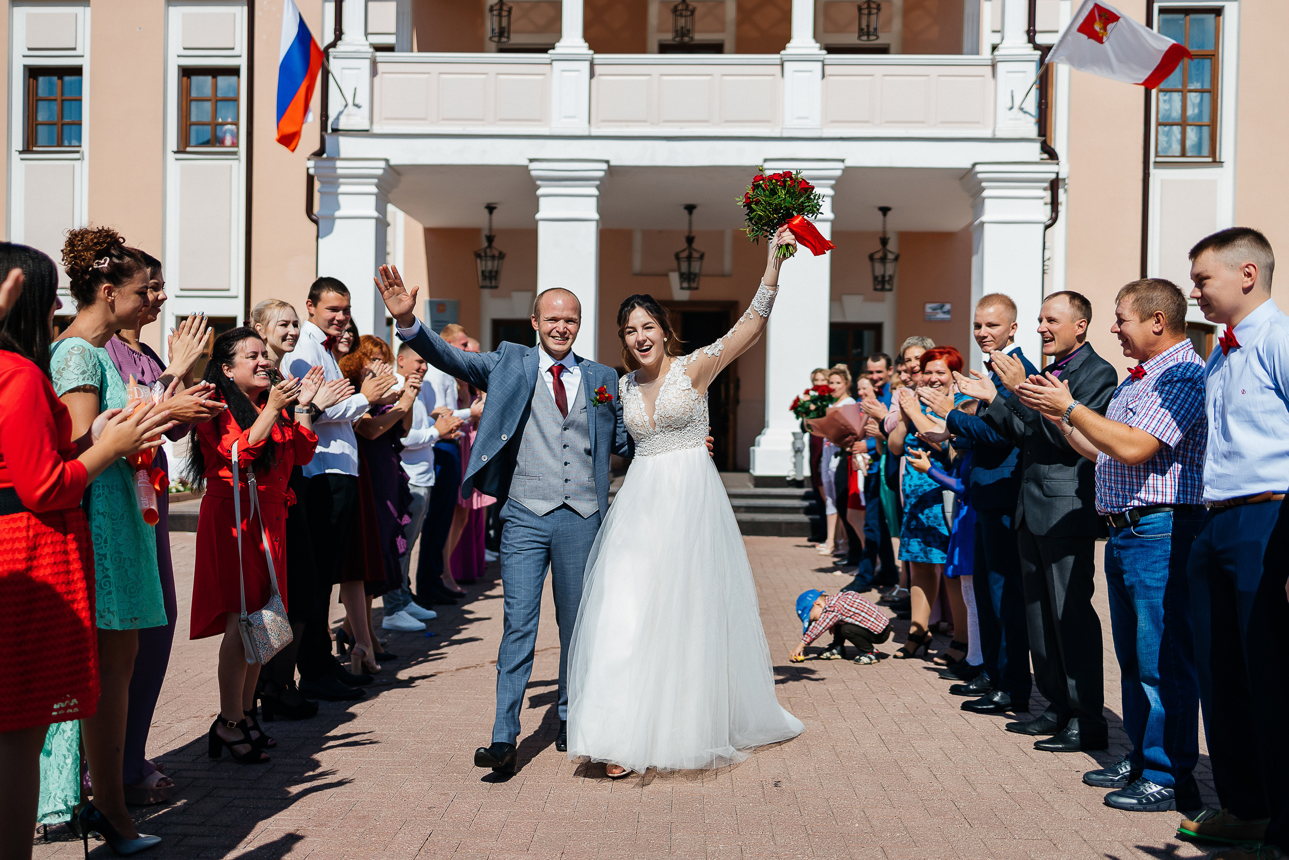 Выдержанный образ невесты на фотосессии в исторической части города. Олег Сверчков | Свадебный фотограф Вологда