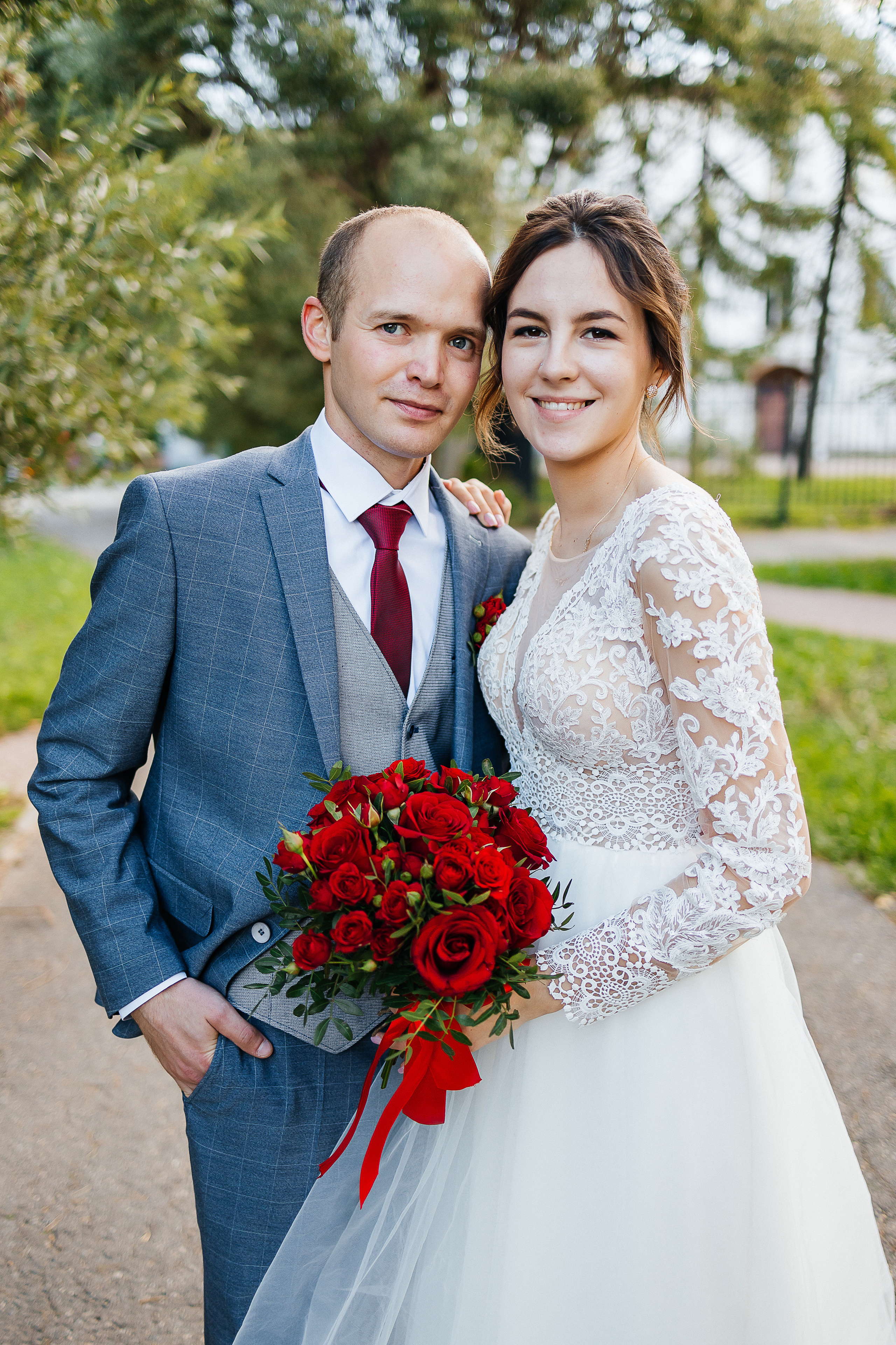 Выдержанный образ невесты на фотосессии в исторической части города. Олег Сверчков | Свадебный фотограф Вологда