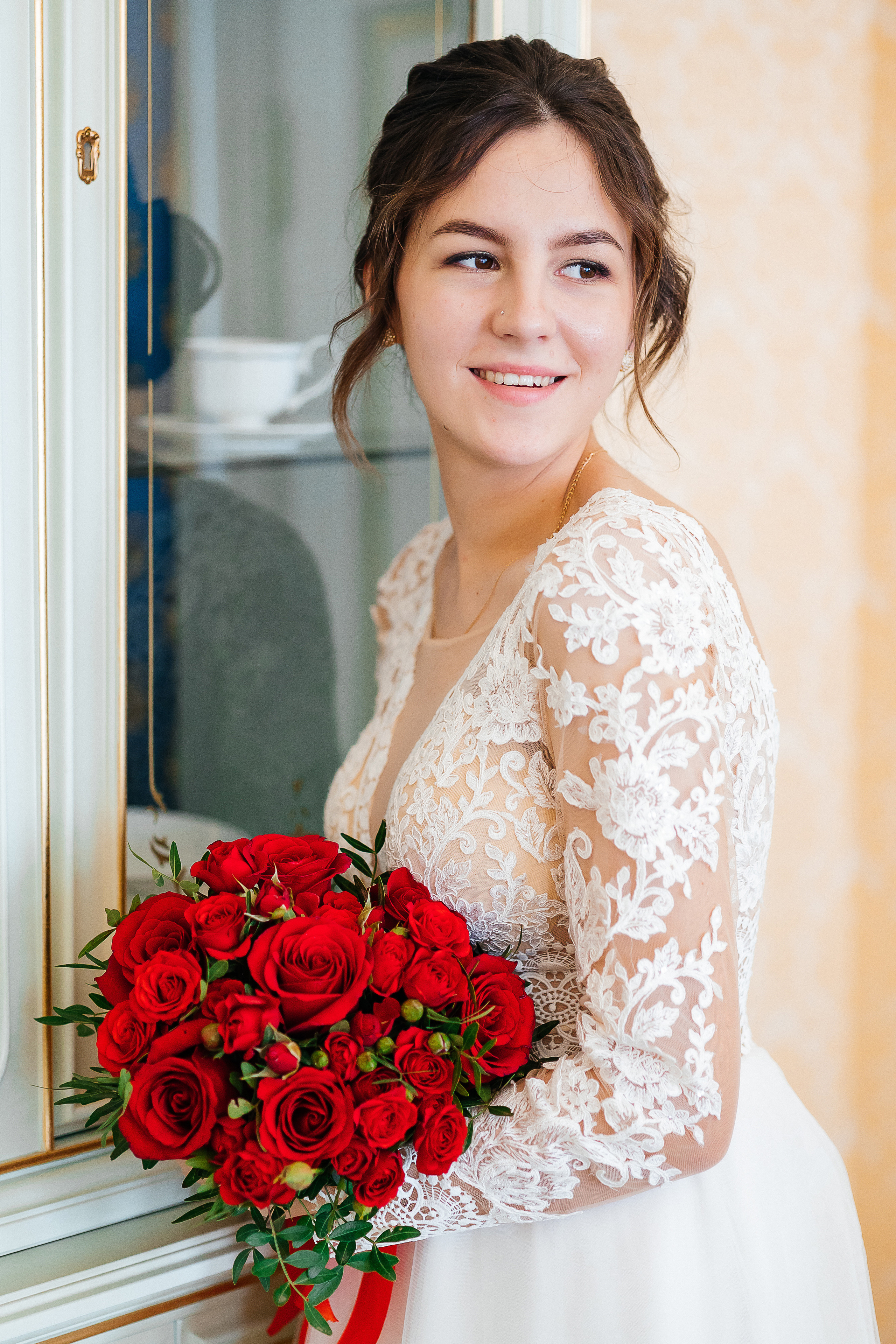 Выдержанный образ невесты на фотосессии в исторической части города. Олег Сверчков | Свадебный фотограф Вологда