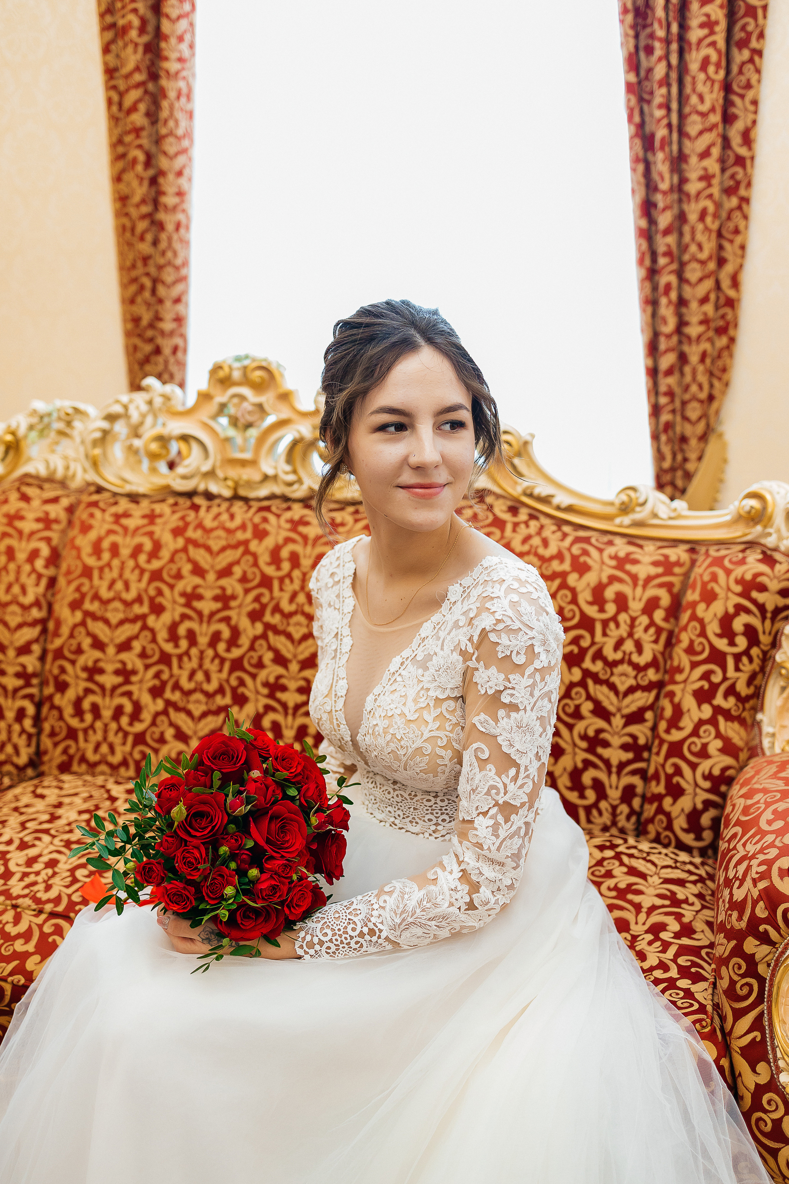 Выдержанный образ невесты на фотосессии в исторической части города. Олег Сверчков | Свадебный фотограф Вологда