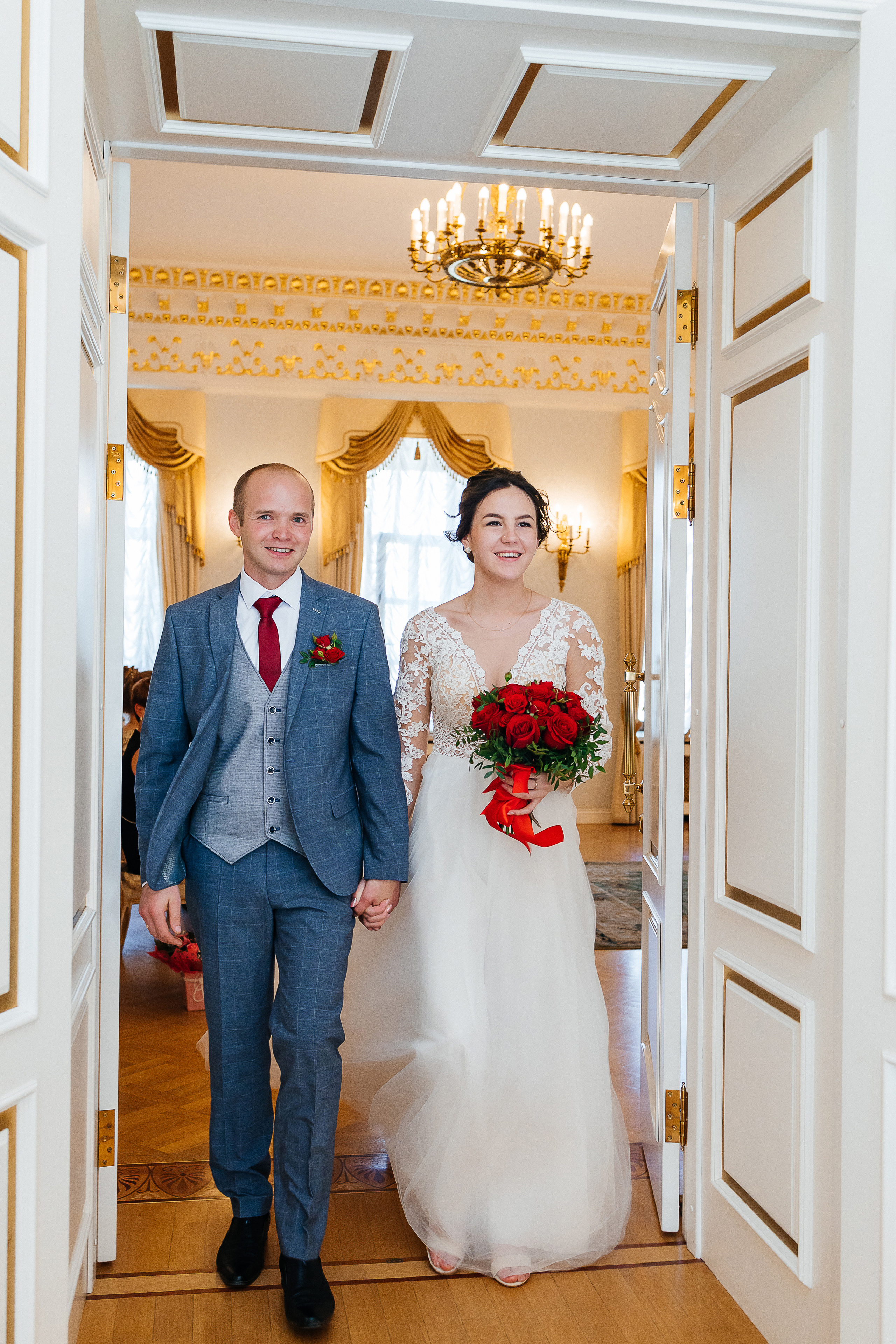 Выдержанный образ невесты на фотосессии в исторической части города. Олег Сверчков | Свадебный фотограф Вологда