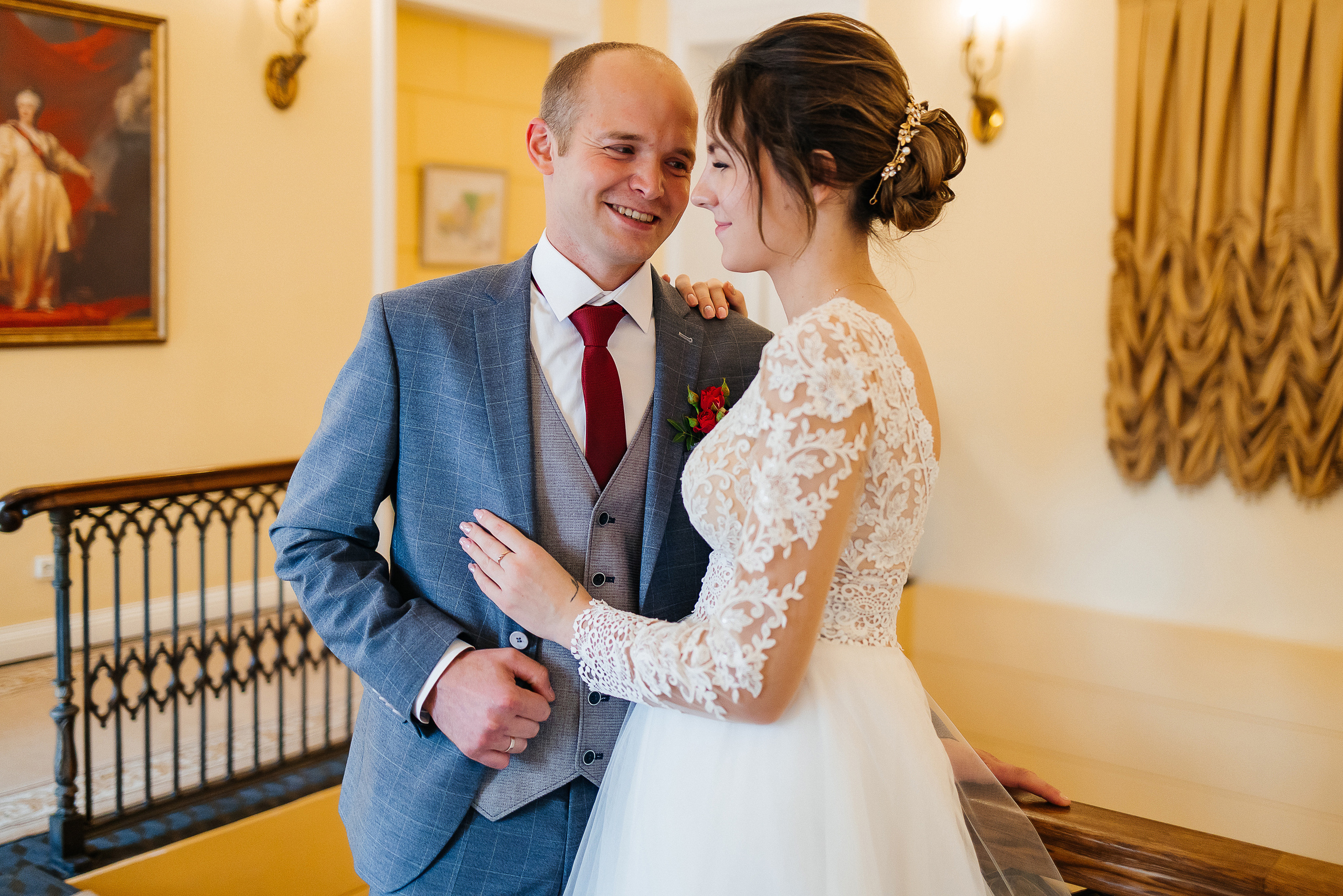 Выдержанный образ невесты на фотосессии в исторической части города. Олег Сверчков | Свадебный фотограф Вологда