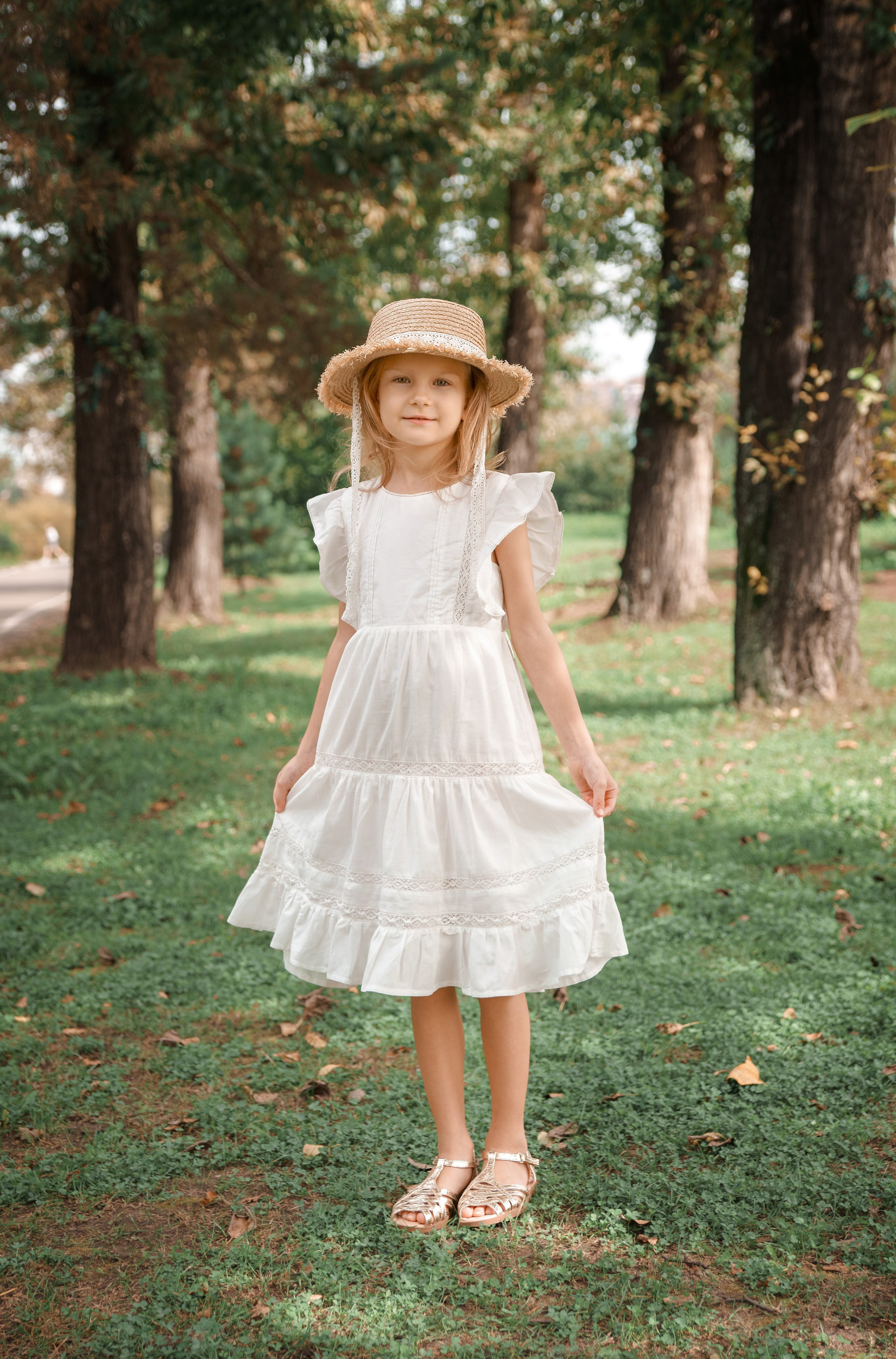 Детская фотосессия летом - девочка стоя в лесу