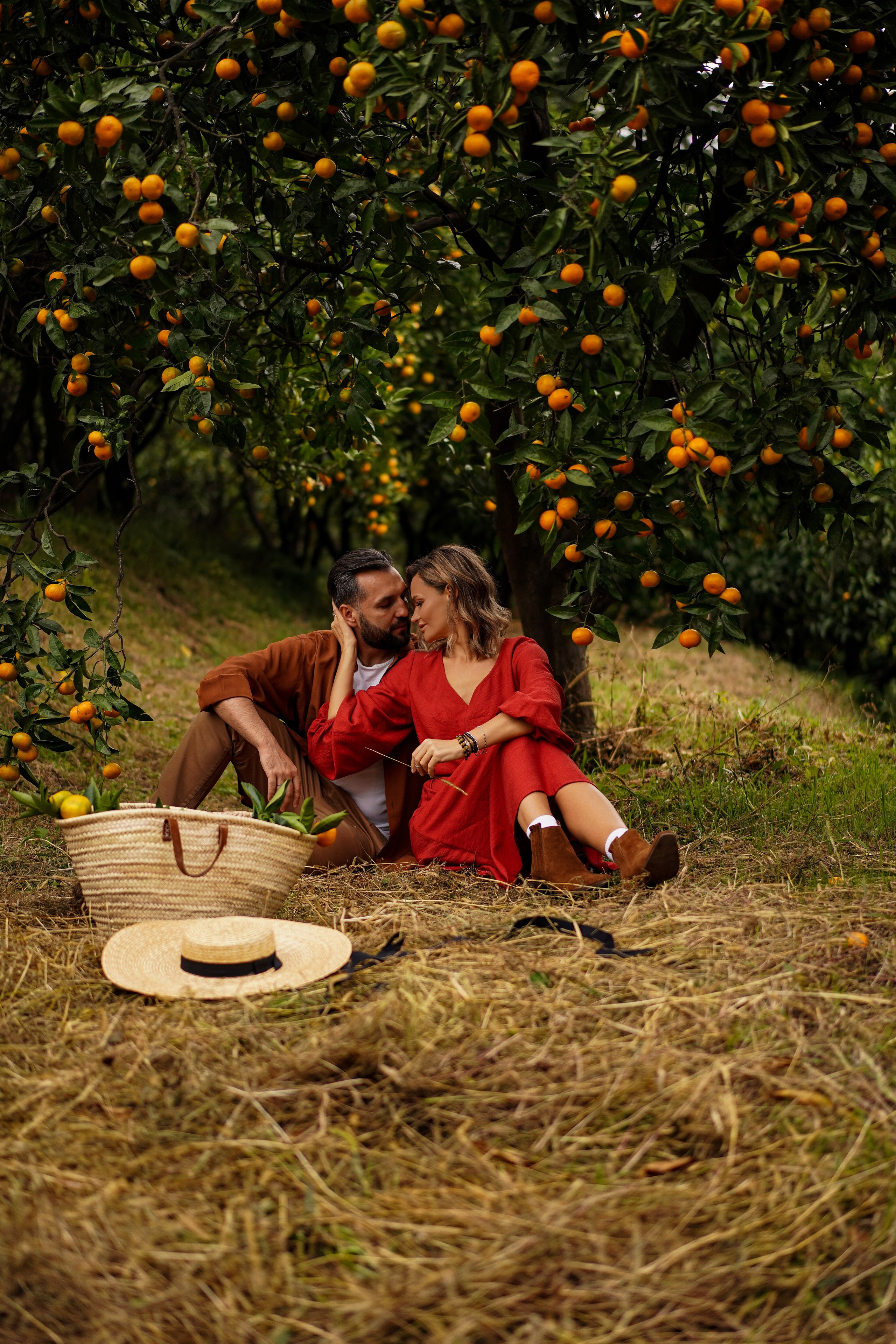 Lovestory на плантации с мандаринами в Абхазии. Фотограф Москва и Видеограф Москва
