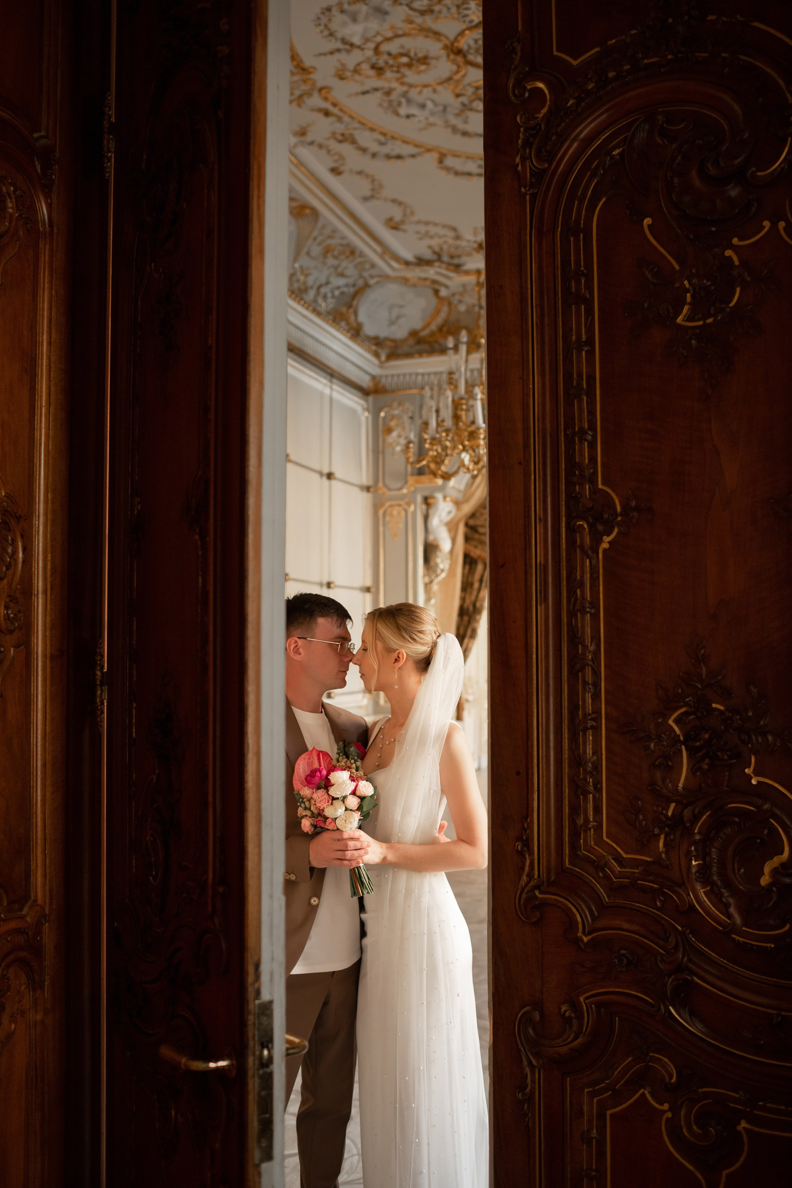 Свадебная фотосессия во дворцах Петербурга. Свадебный фотограф Кирилл Белый