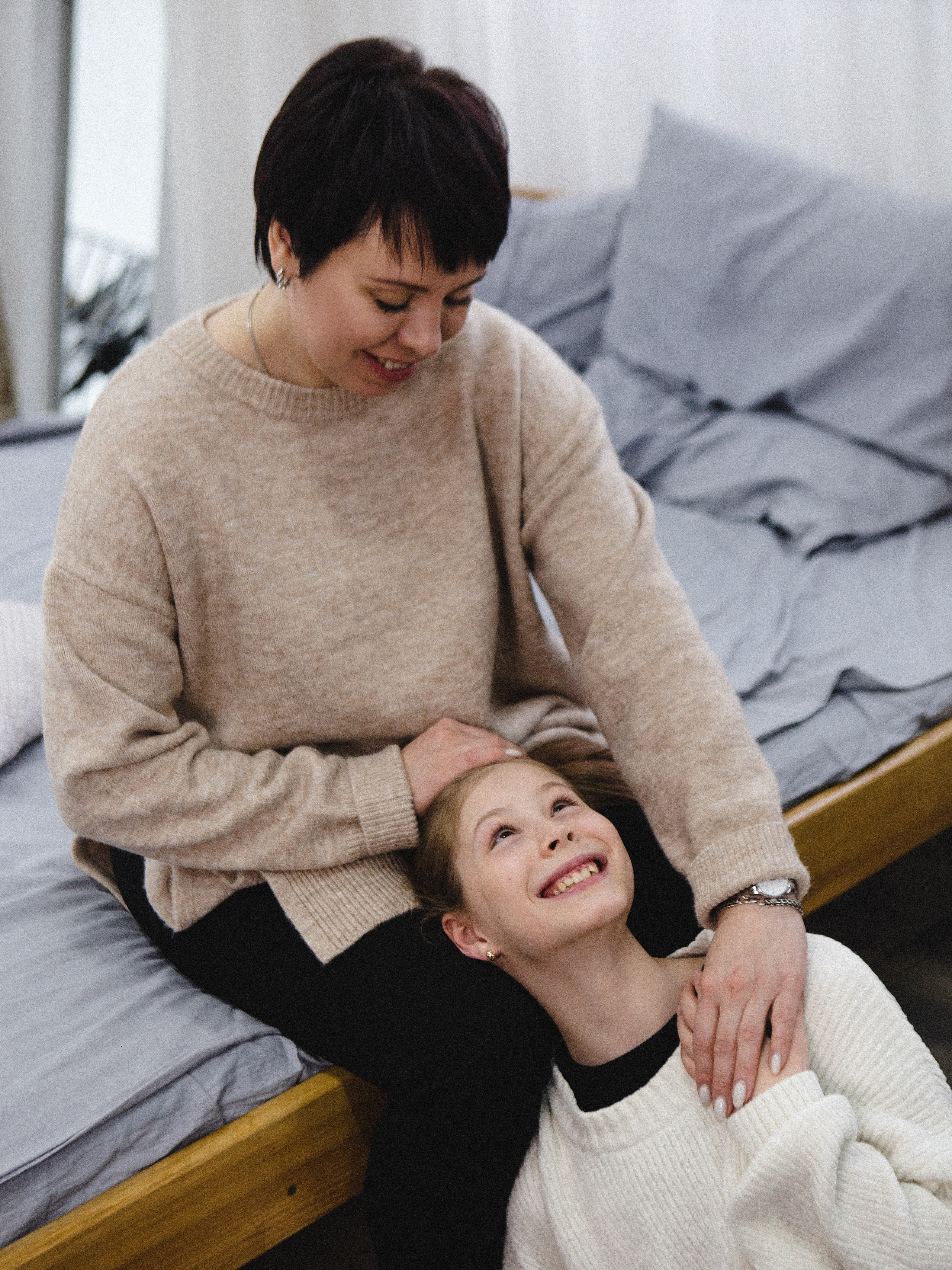 Фотосессия мамы с дочерями в минималистичной фотостудии Челябинска. Свадебный фотограф Челябинск Зиненко Виктория