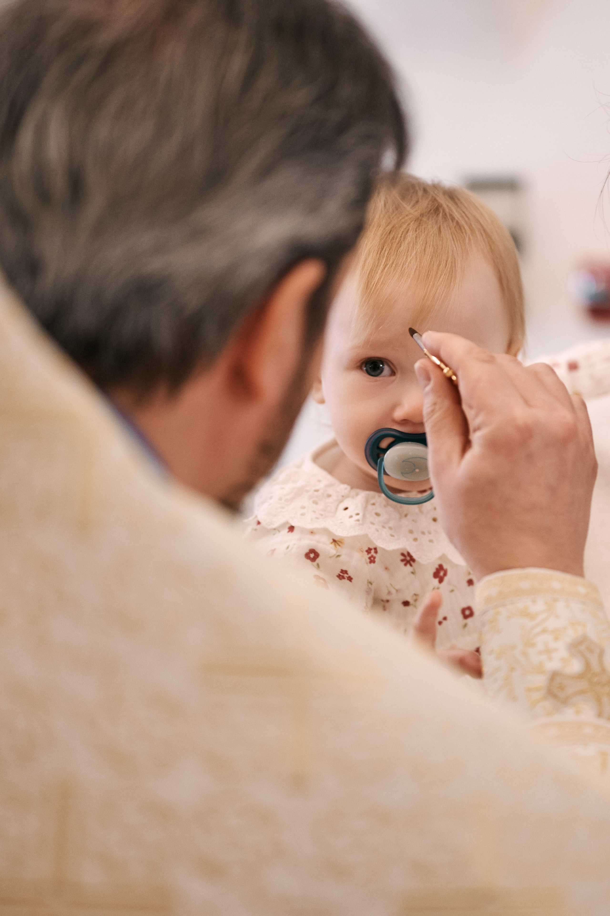 Крещение в храме Преполовения Пятидесятницы во Пскове. Свадебный фотограф Надежда Максимова