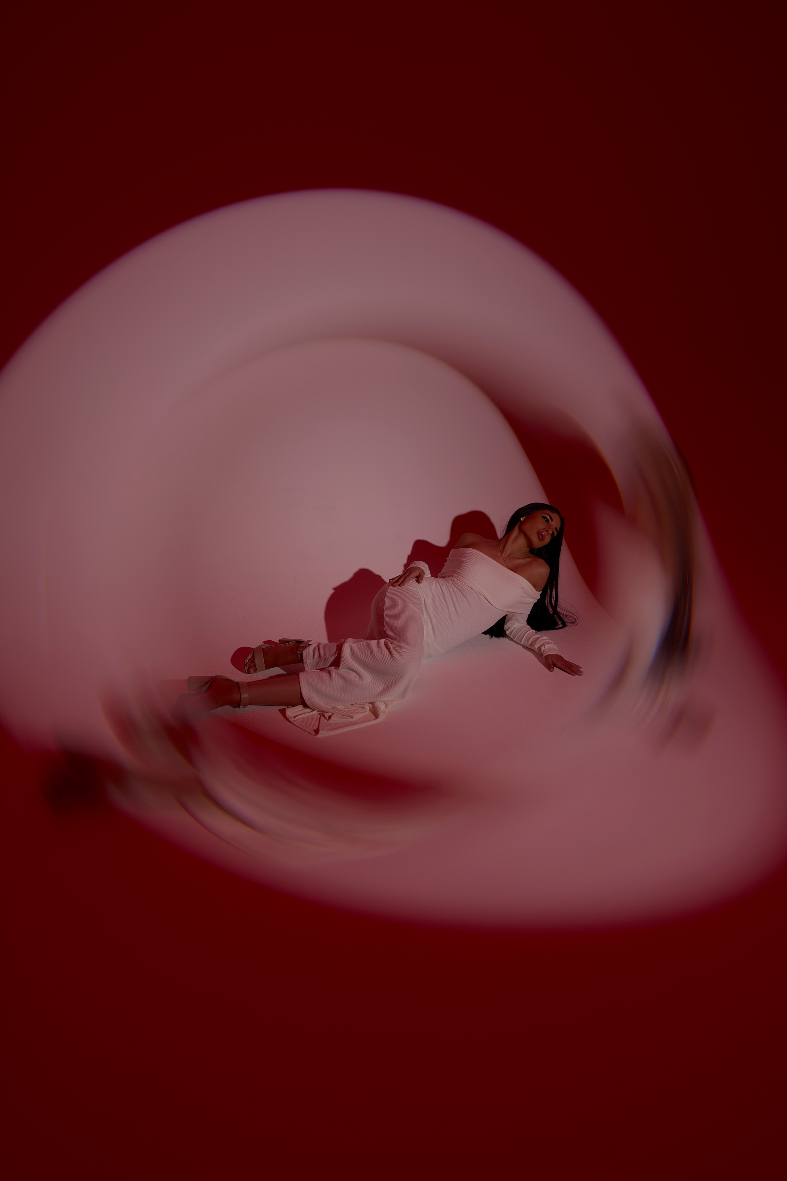 Экспериментальная съёмка в Москве: женский портрет в движении, размытие и цвет, fashion-ню стиль