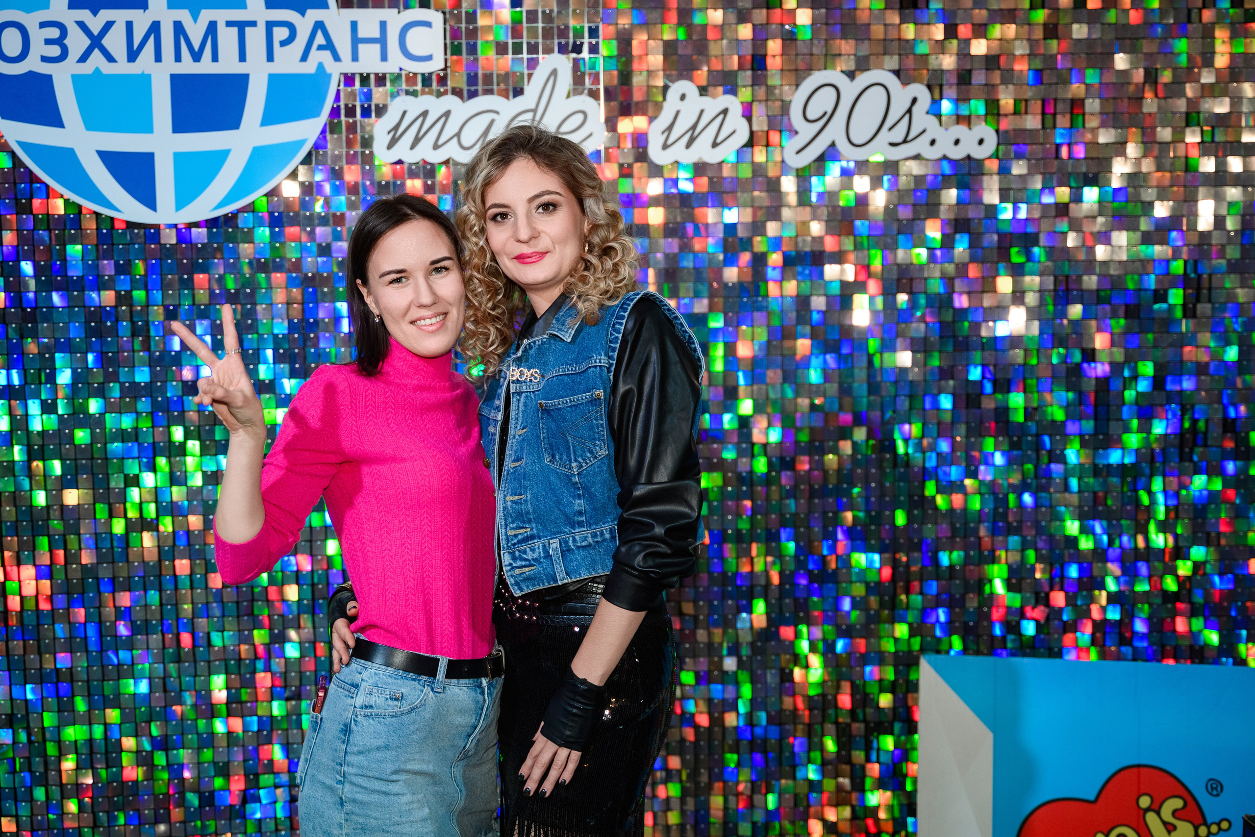 Фотосъёмка Корпоратива в стиле 90-х. Фотограф Алексей Лукин. Профессиональная фотосъёмка в Санкт-Петербурге. Обработка и Ретушь фотографий