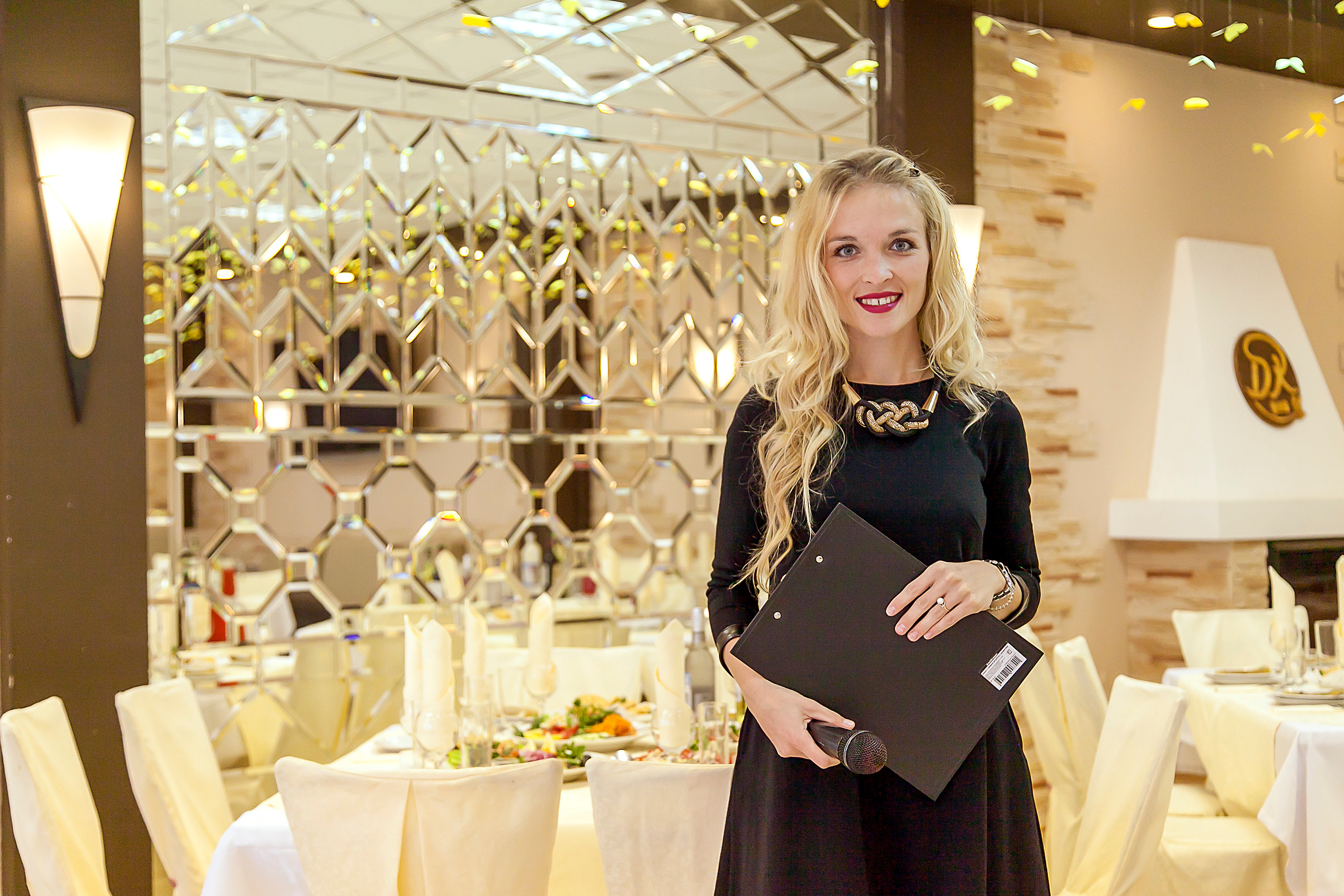 Ведущая на свадьбу Алена Пичкалева. Ведущий, Тамада, DJ, фото в Перми. Хорошее настроение