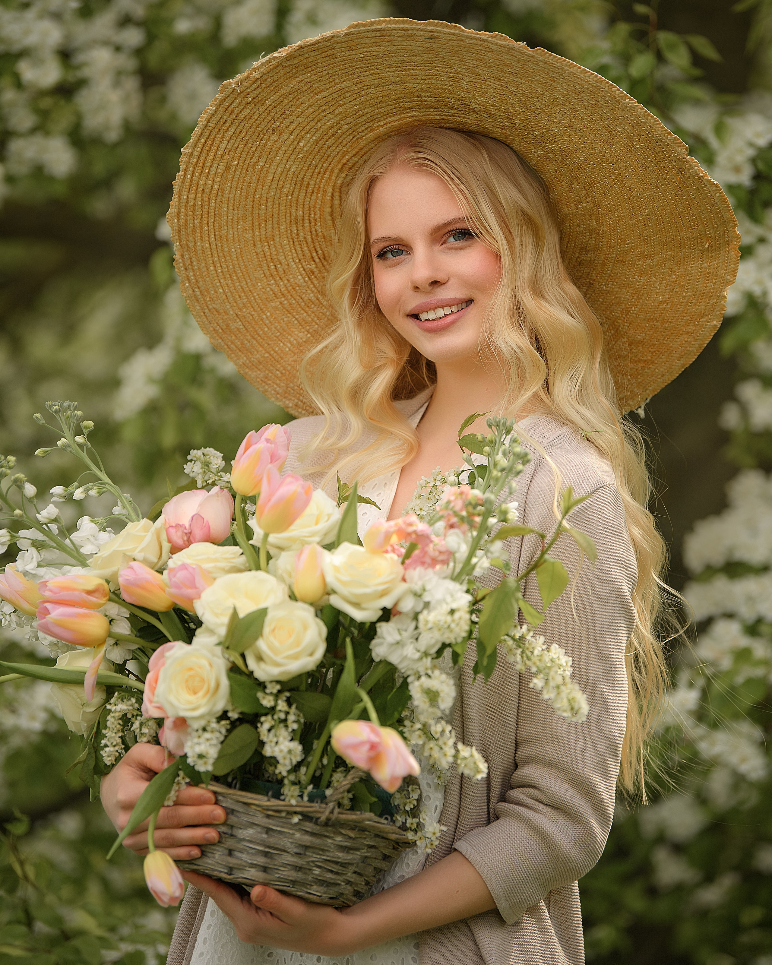 Фотосессия девушки в цветении в музее-заповеднике Коломенское. Женский фотограф в Москве Богдашкина Динара