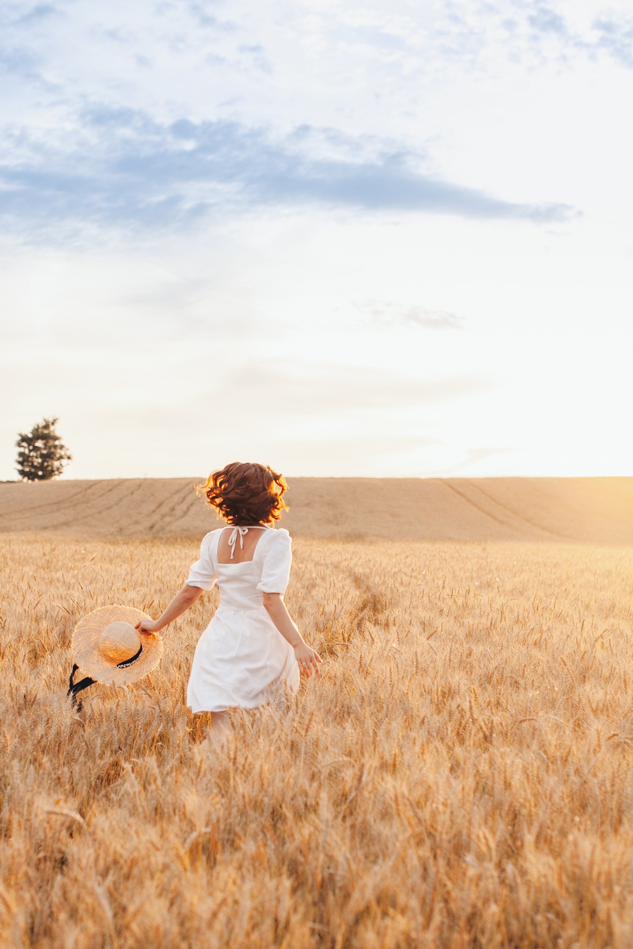 Фотография девушки со спины на солнце летом