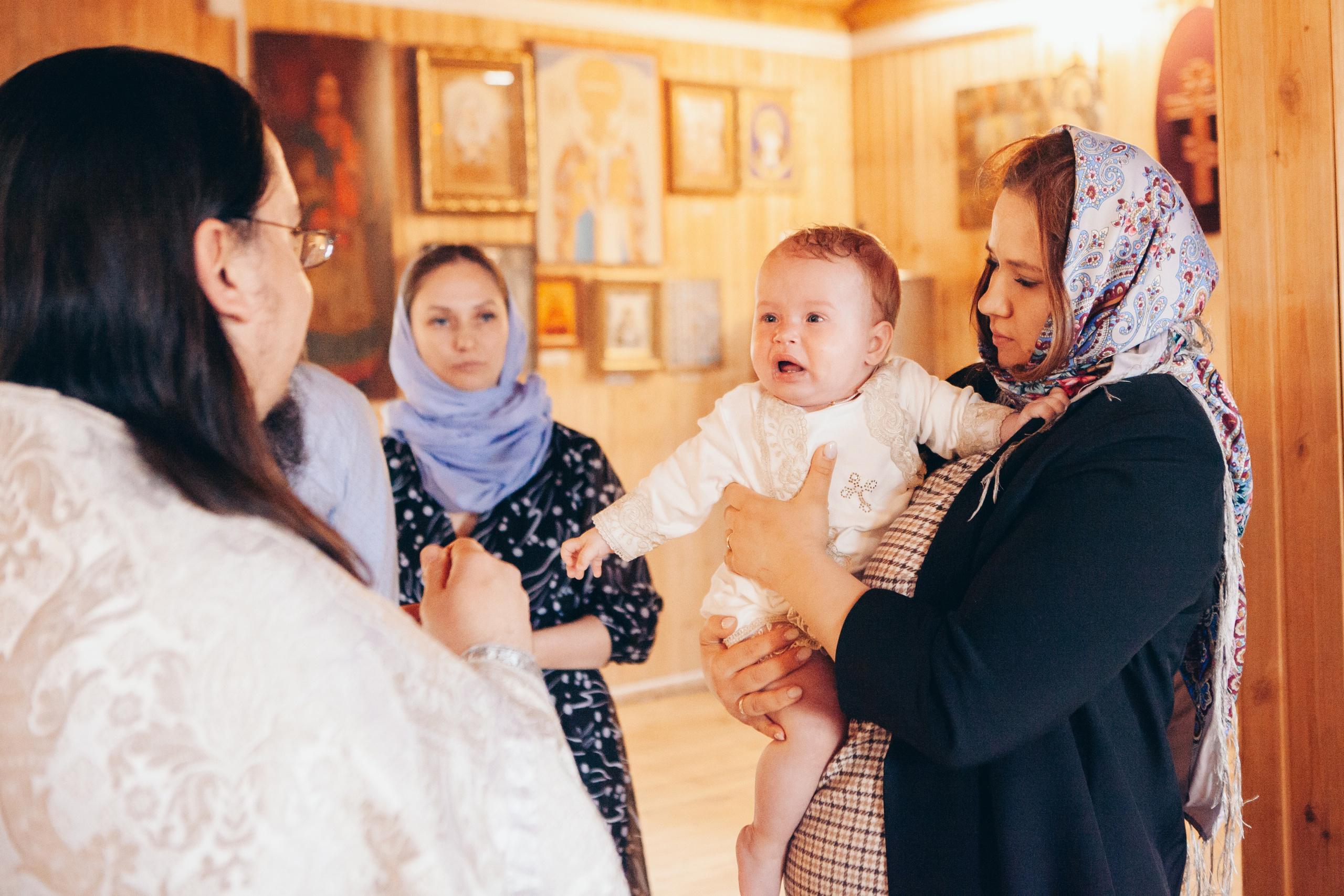 Крещение ребенка в церкви в москве. Фотограф Ольга Ефремова