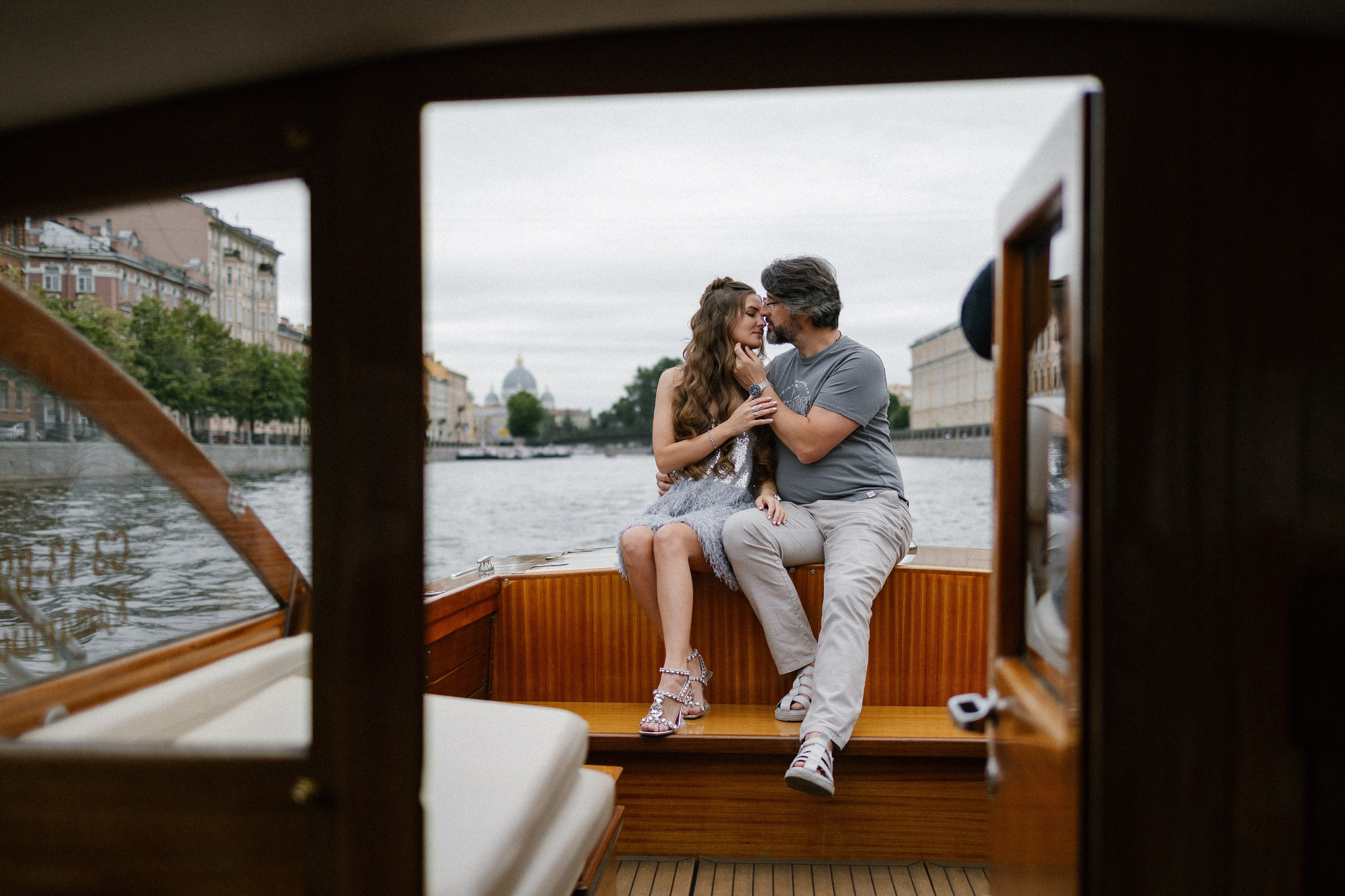 Прогулка на венецианском катере. Свадебный фотограф в Санкт-Петербурге Ксения Кобышева
