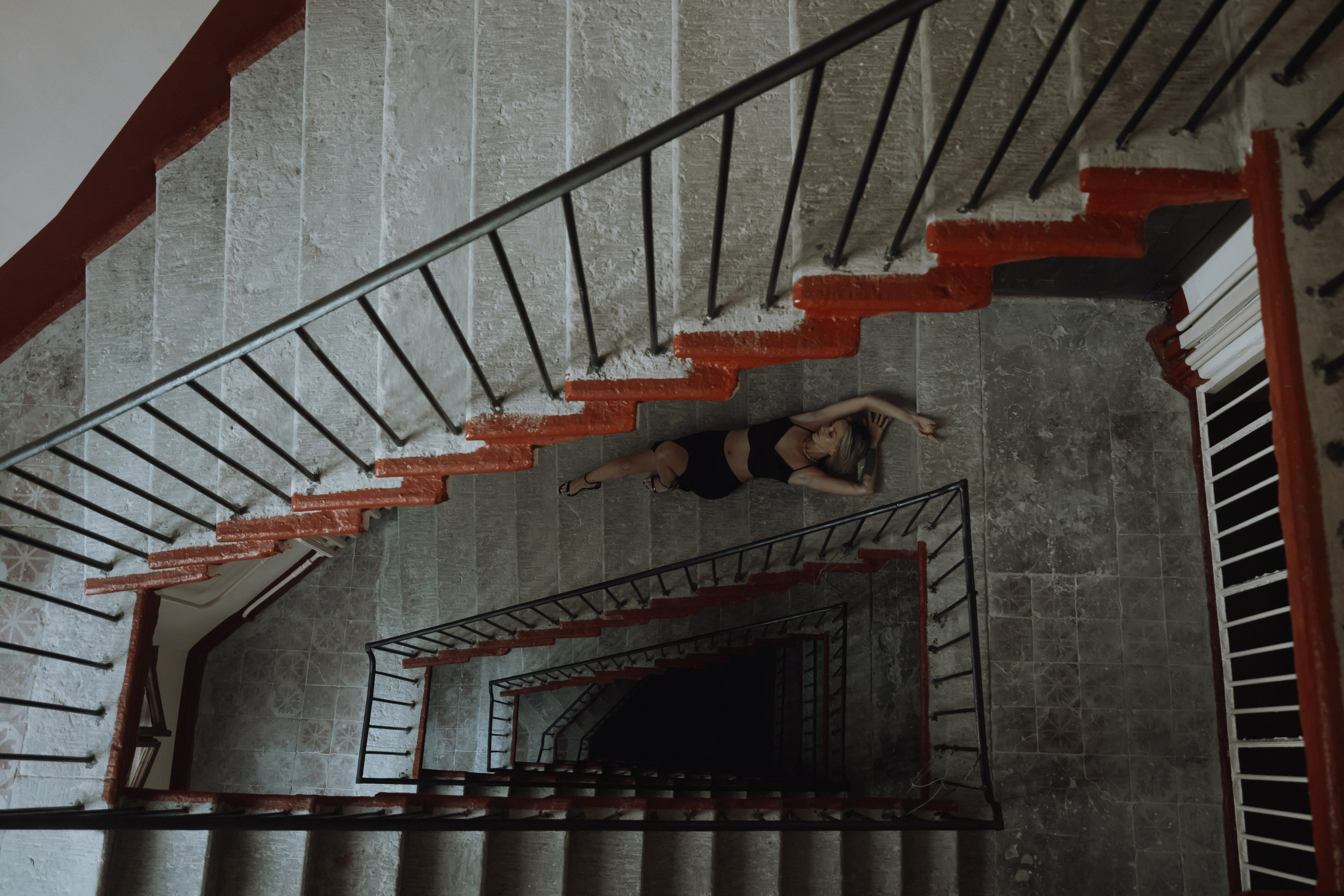 Элегантная модель на ступенях лестницы парадной