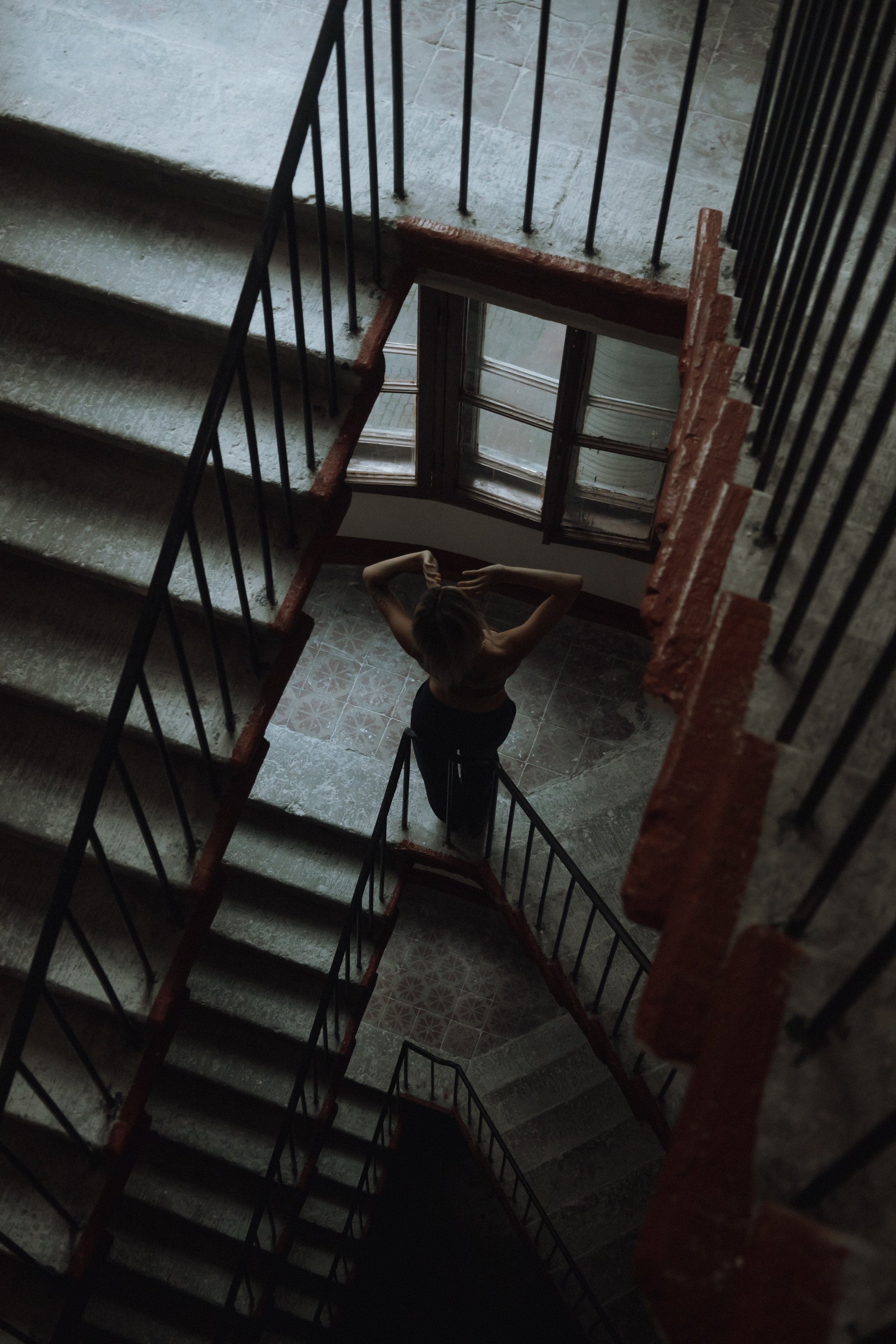 Смелый образ девушки в интерьере исторической парадной Санкт-Петербурга