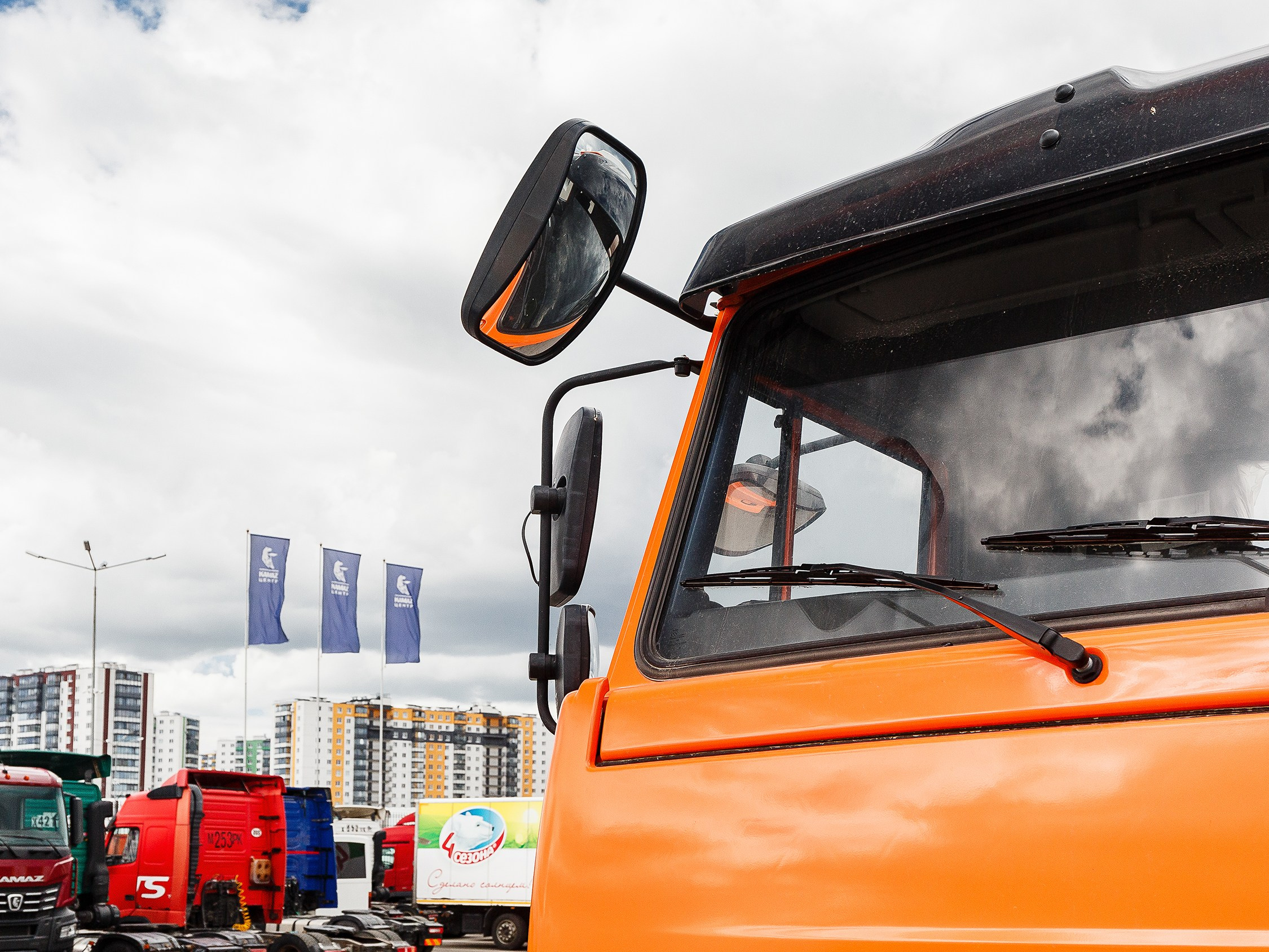 Профессиональная съёмка легковых автомобилей и большегрузов для продажи и контента. Выездная фотосессия спецтехники в Санкт-Петербурге. Репортажный фотограф Сергей Пушкин в СПб. Промышленная фотосъёмка авто. Фотограф для дилеров и производителей. 