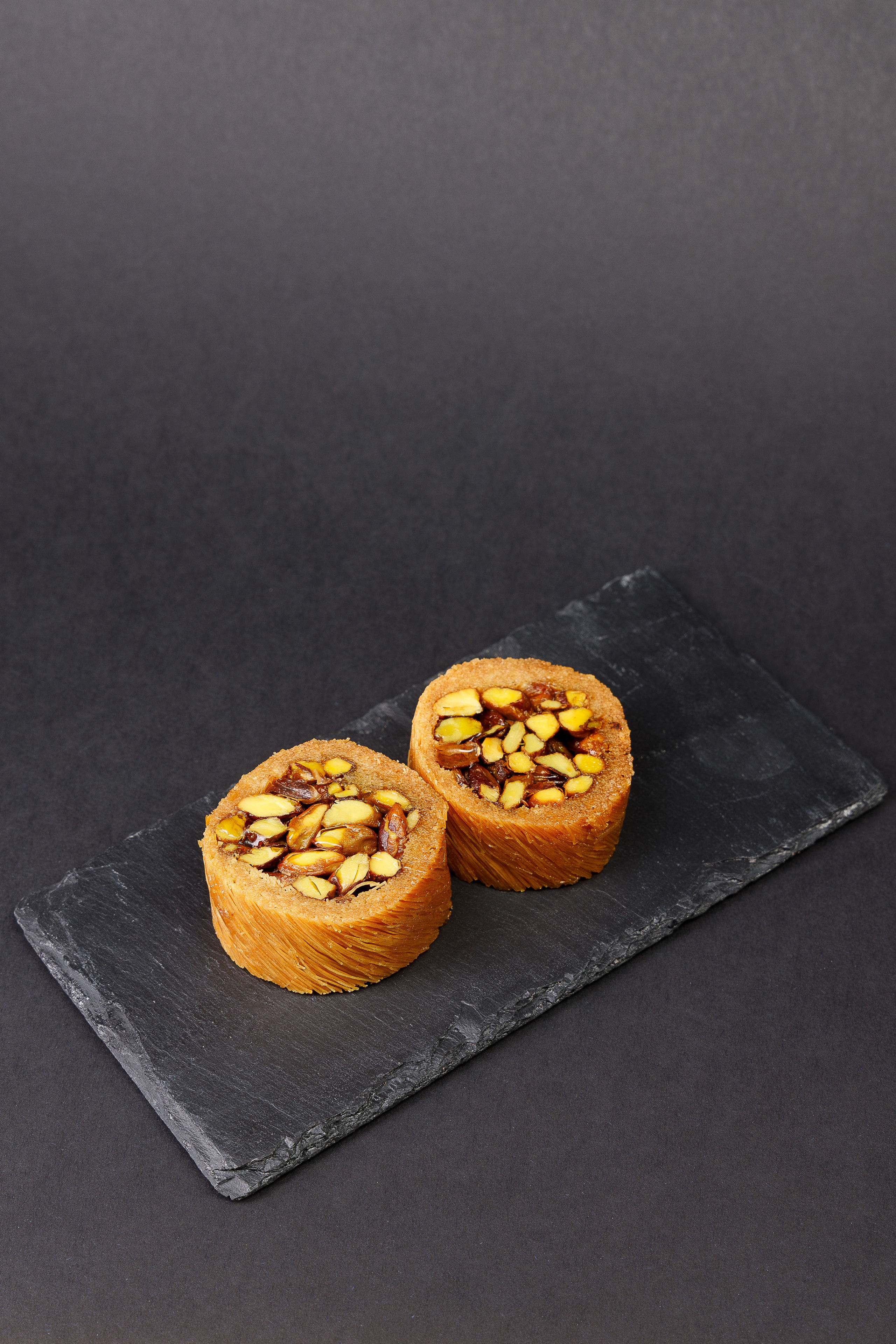 Пирожные черный фон