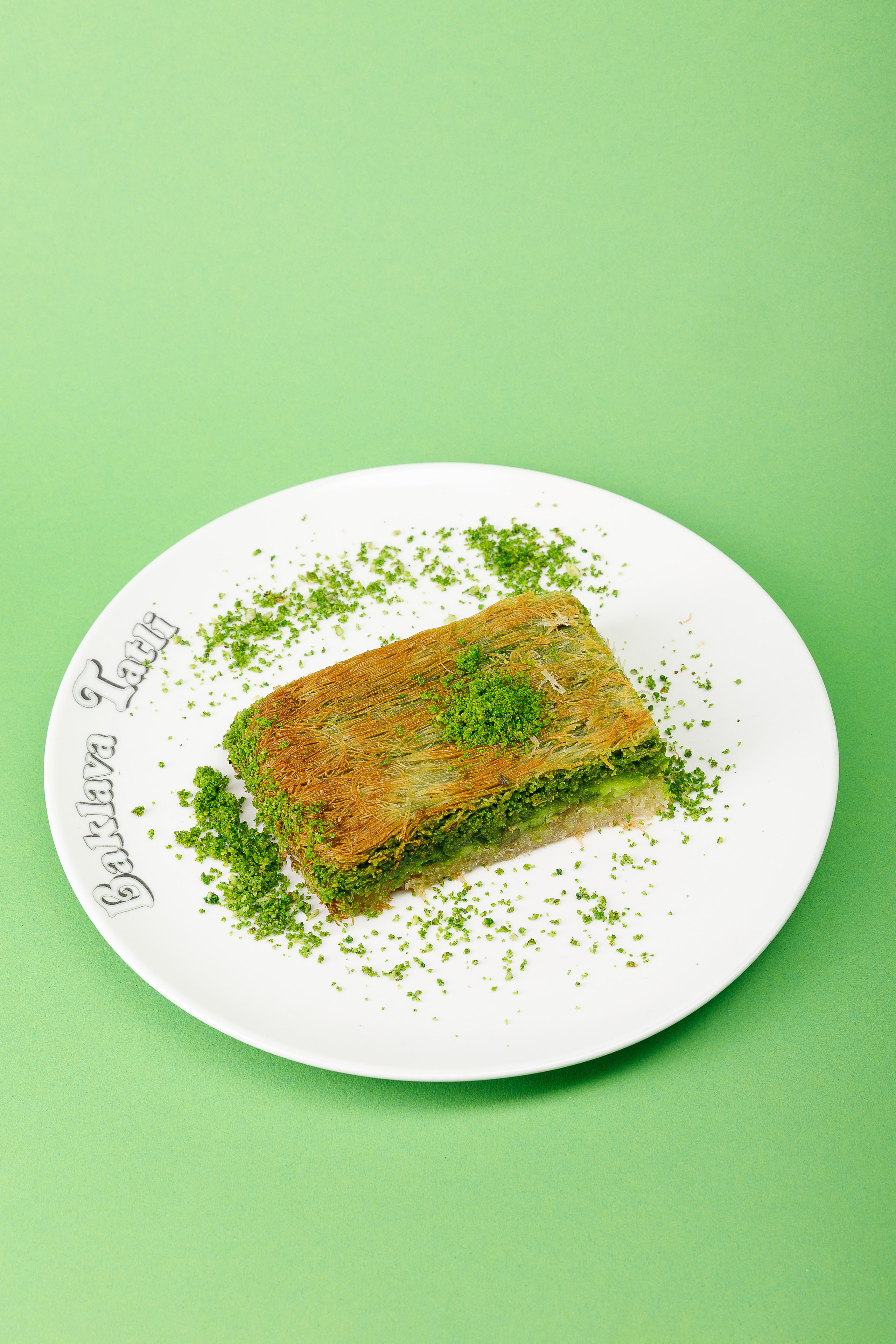 Пахлава на тарелке зеленый фон