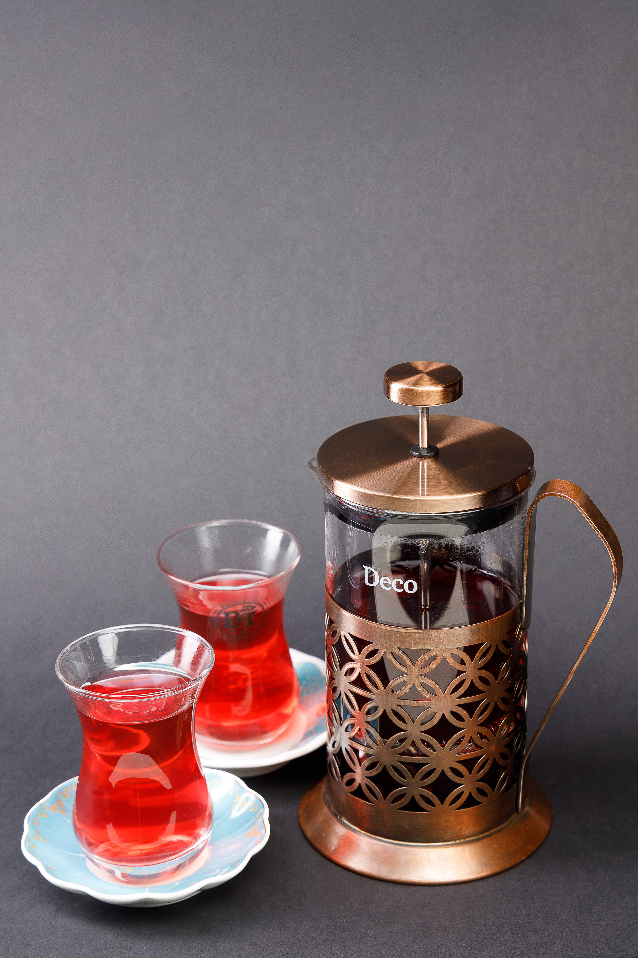 Чай в кружках