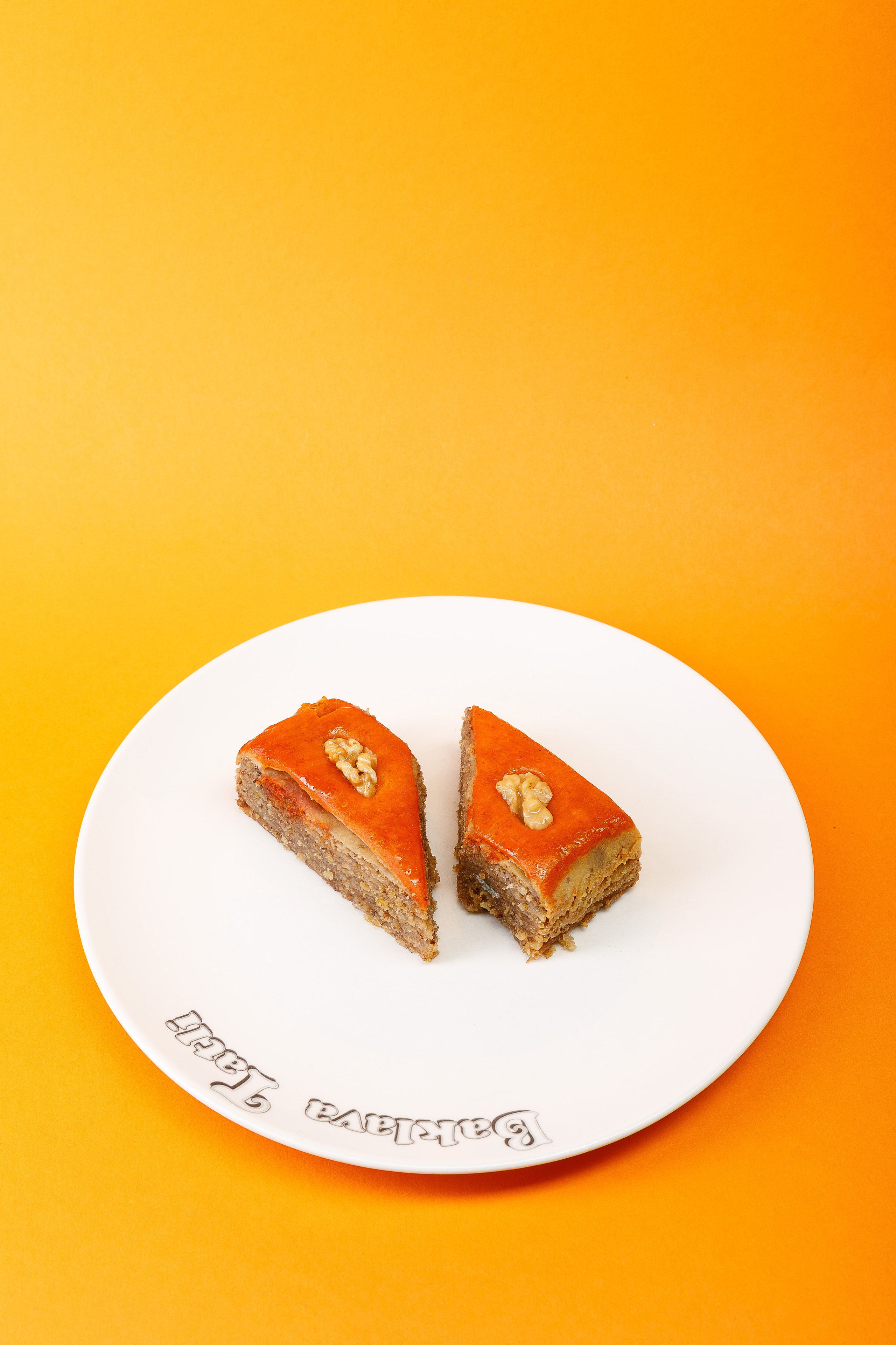 Пахлава на тарелке оранжевый фон