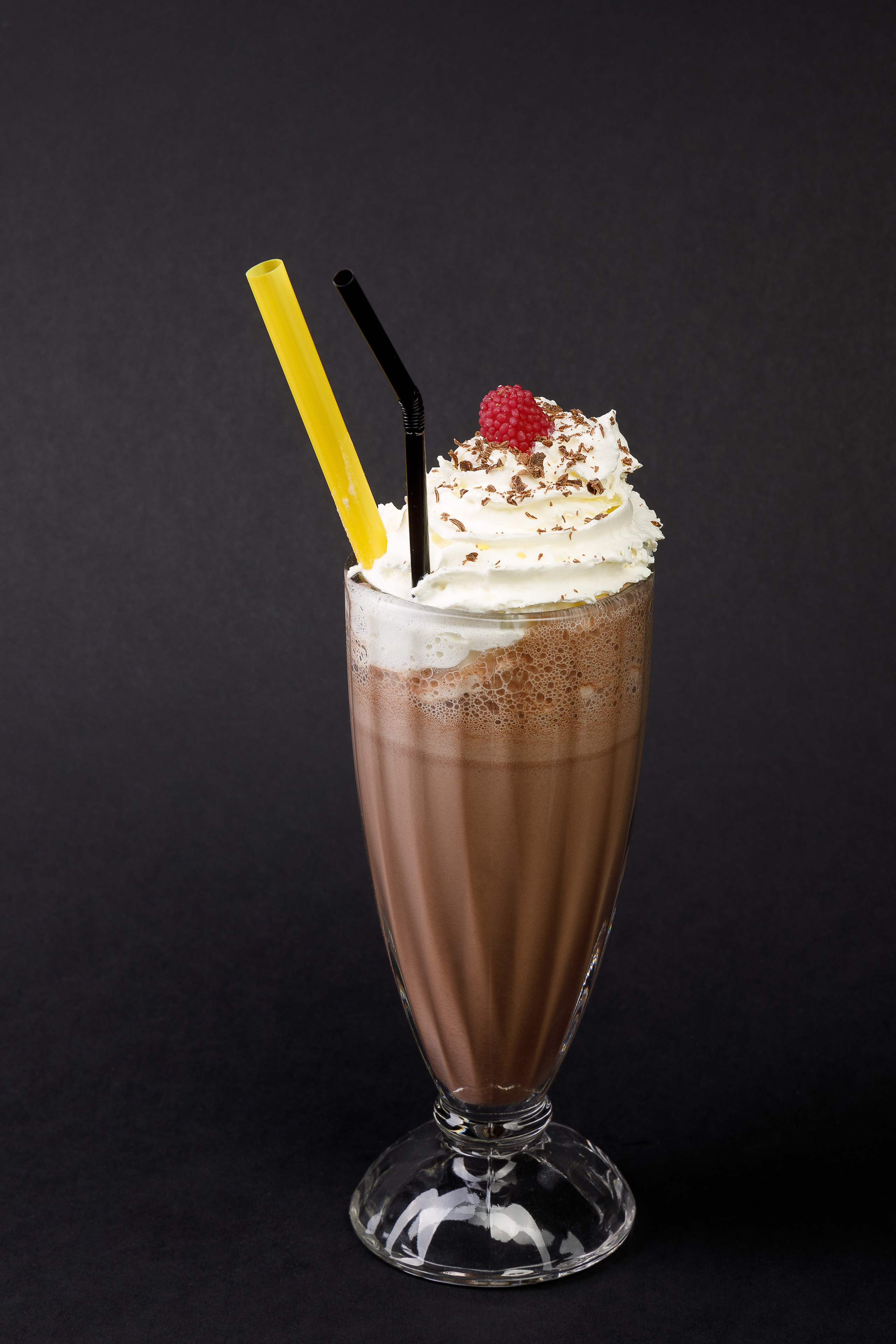 Коктейль черный фон