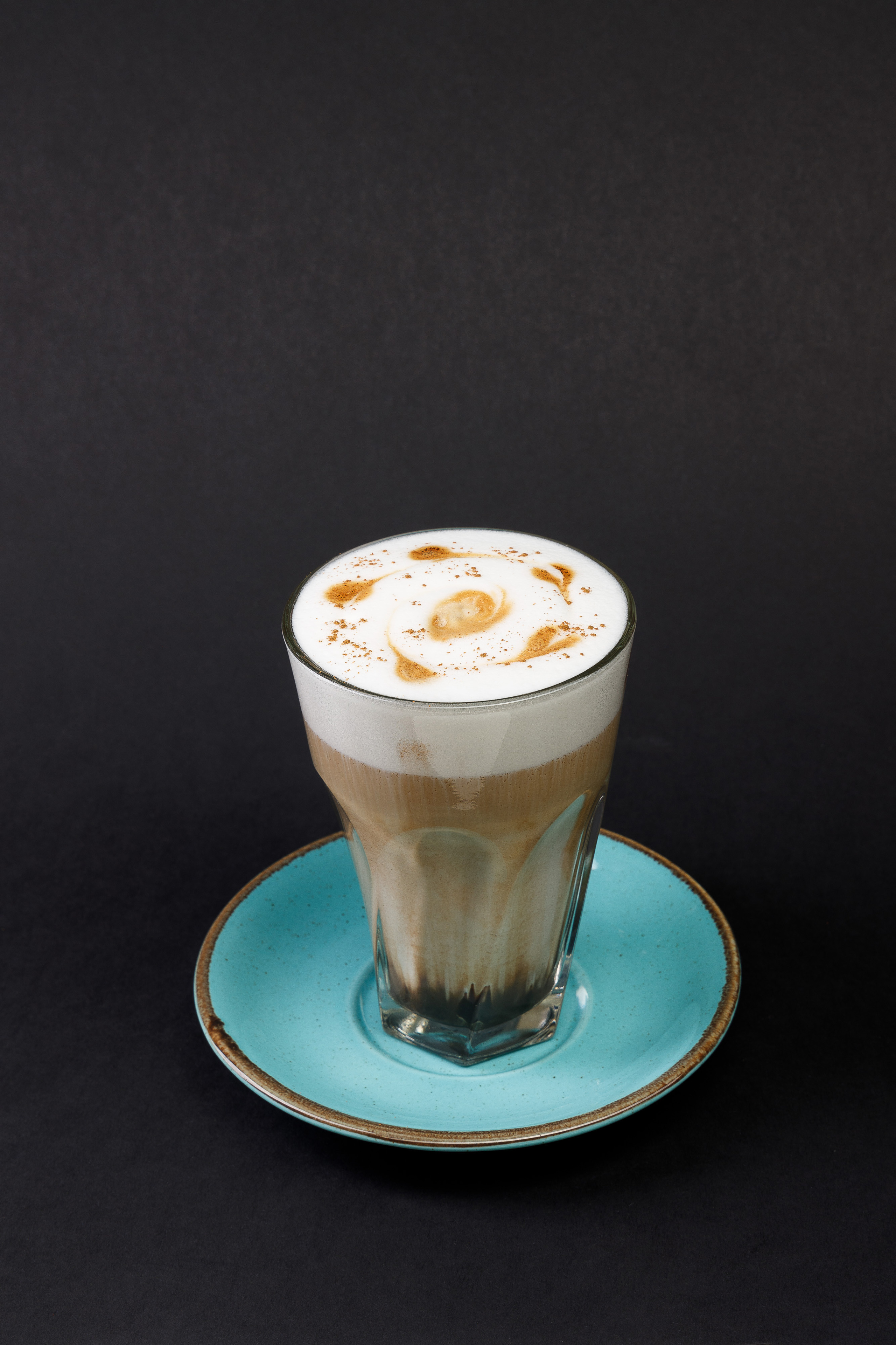 Коктейль черный фон